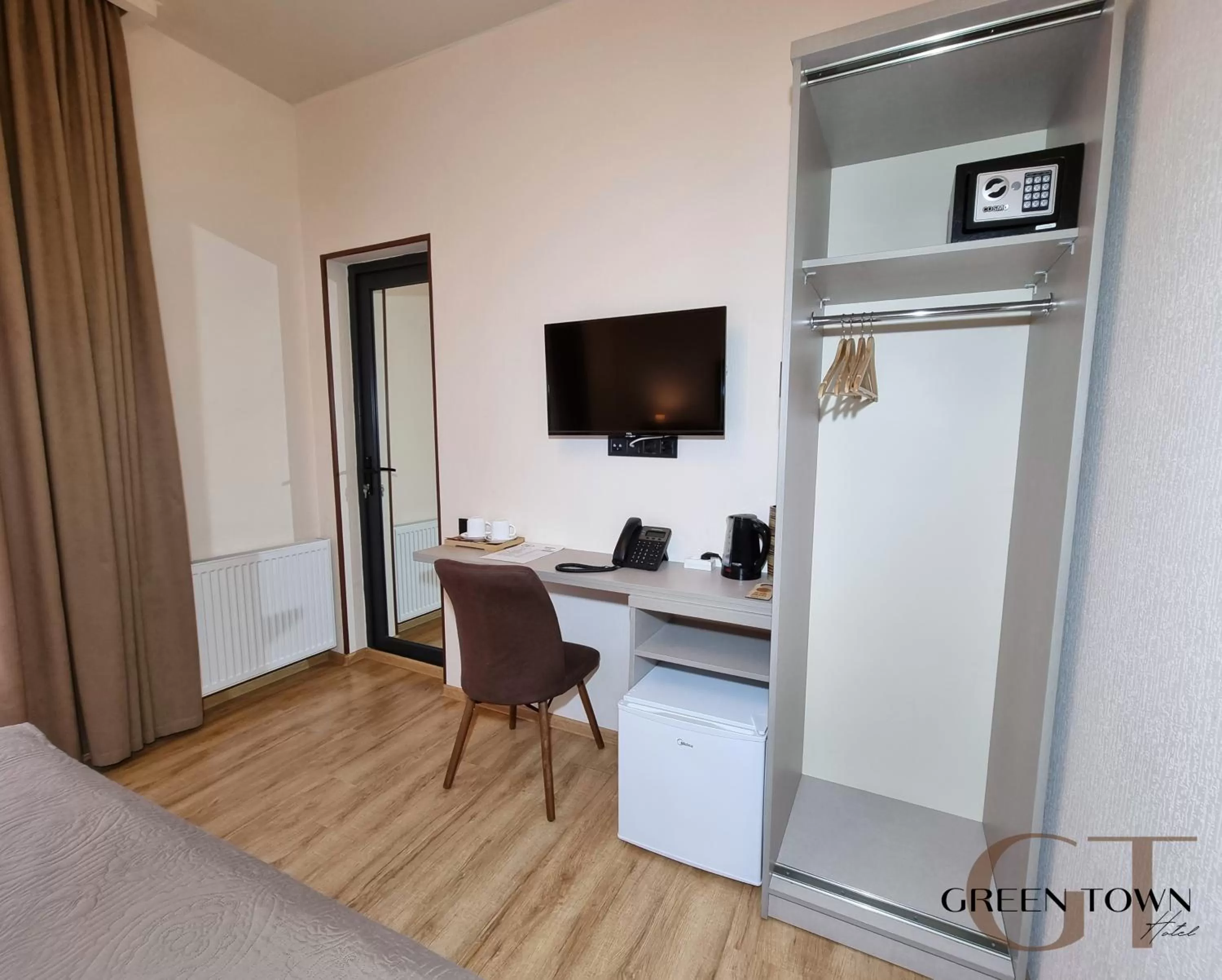 TV and multimedia, TV/Entertainment Center in Hotel Green Town