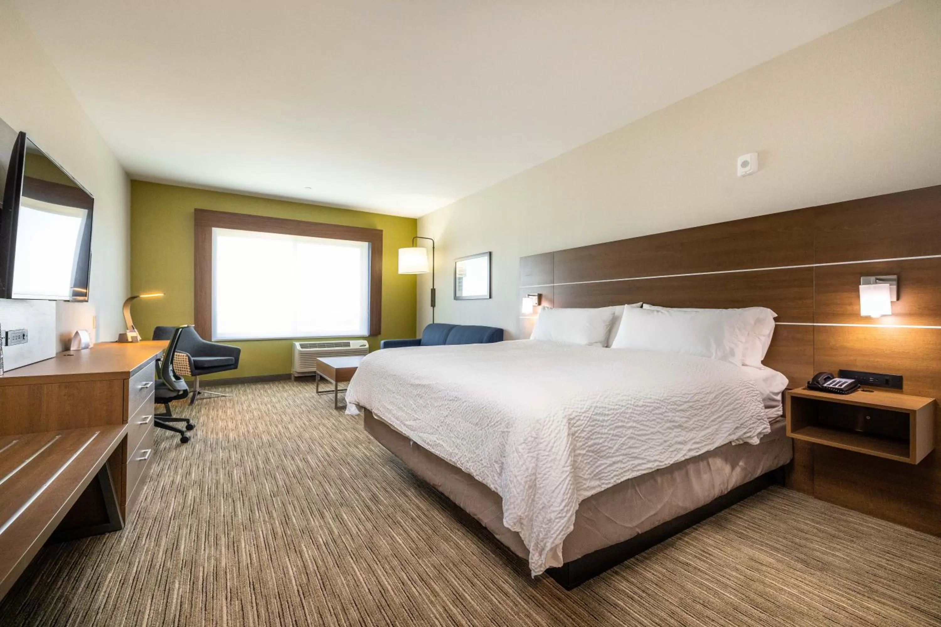 Bedroom, Bed in Holiday Inn Express & Suites - San Jose Silicon Valley by IHG
