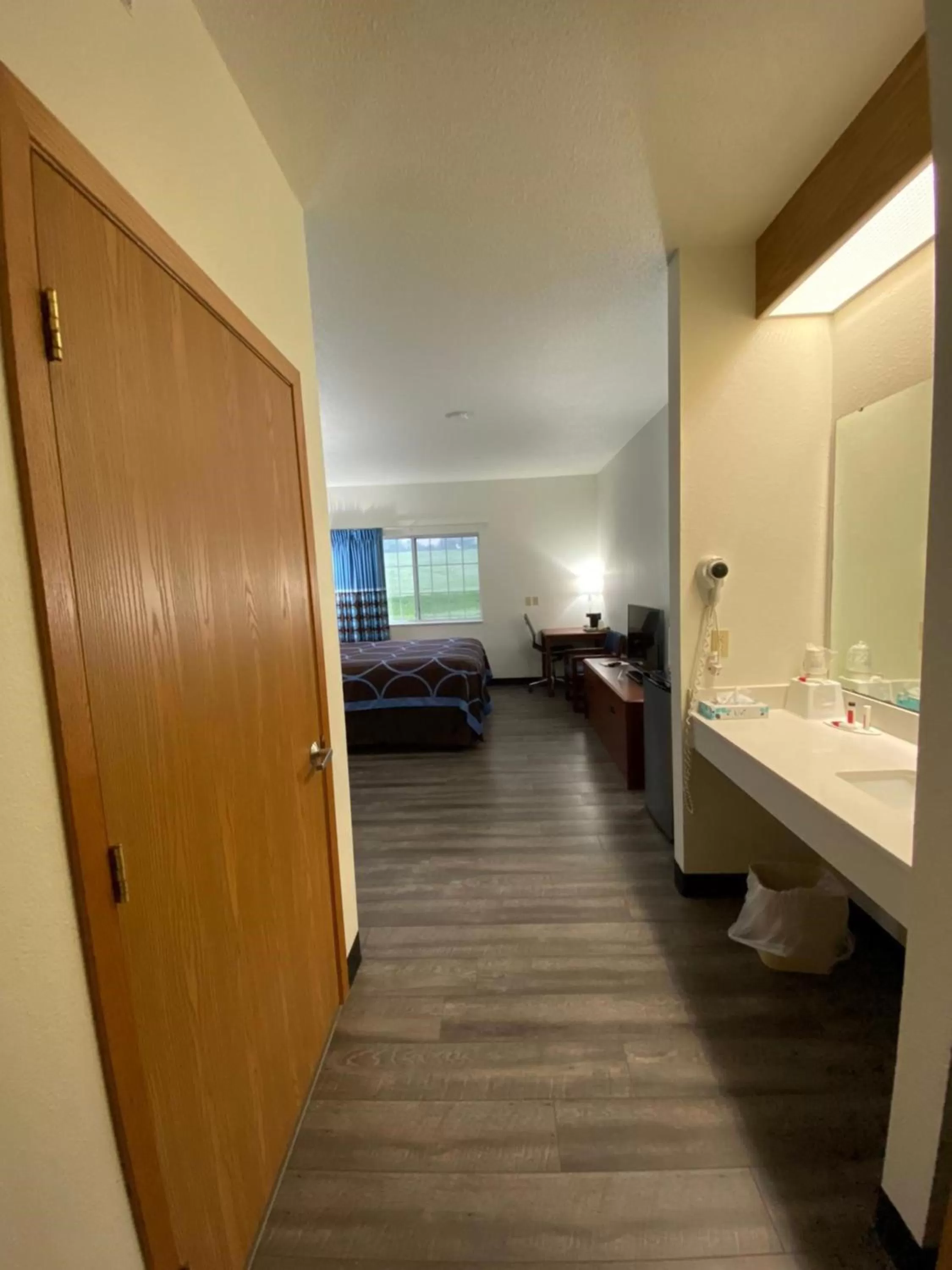 Photo of the whole room in Super 8 by Wyndham Ida Grove