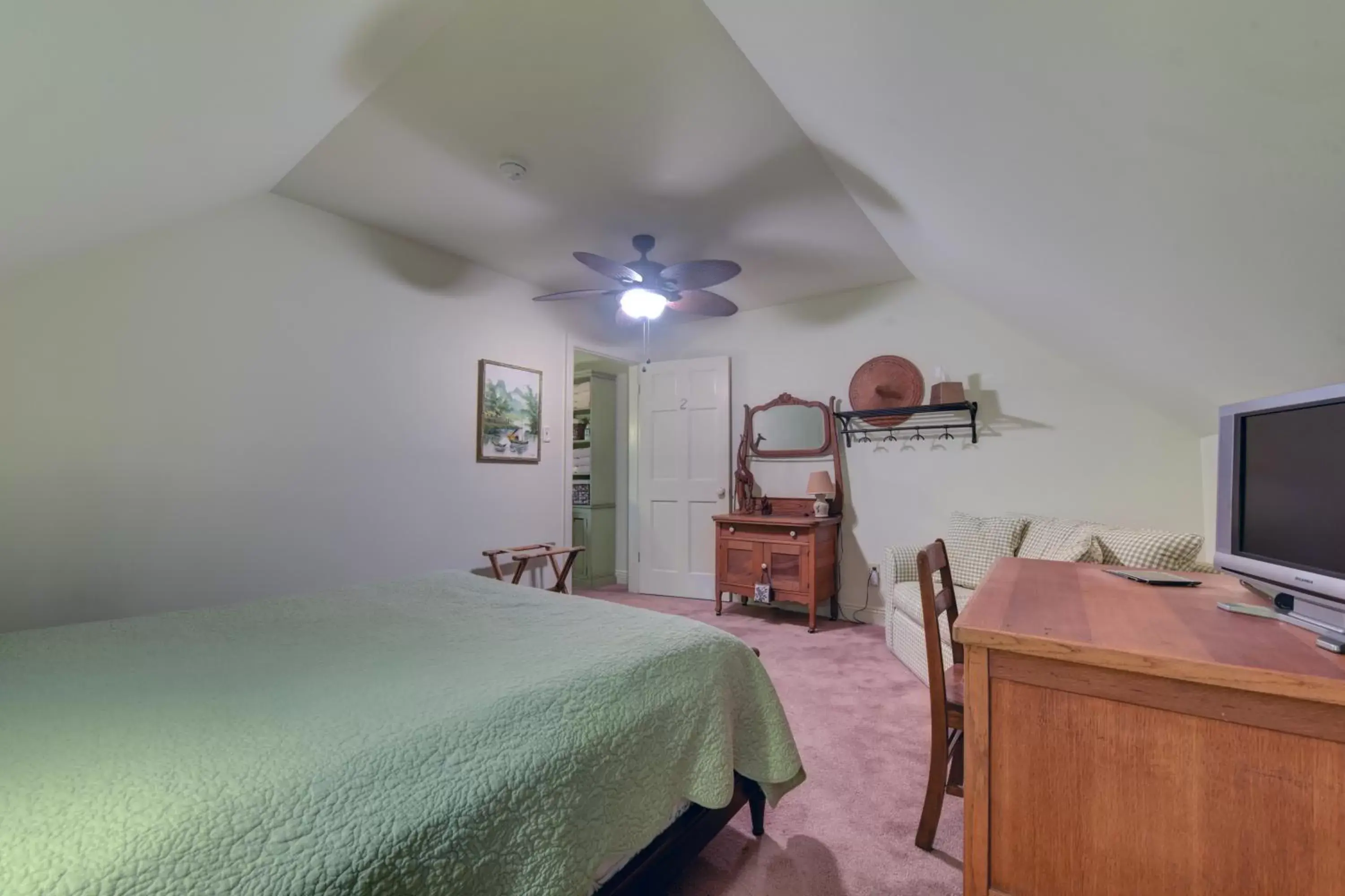 Queen Room with Private Bathroom-BR2 in A Chateau on the Bayou Bed & Breakfast Queen Room with Private Bathroom-BR2 in A Chateau on the Bayou Bed & Breakfast