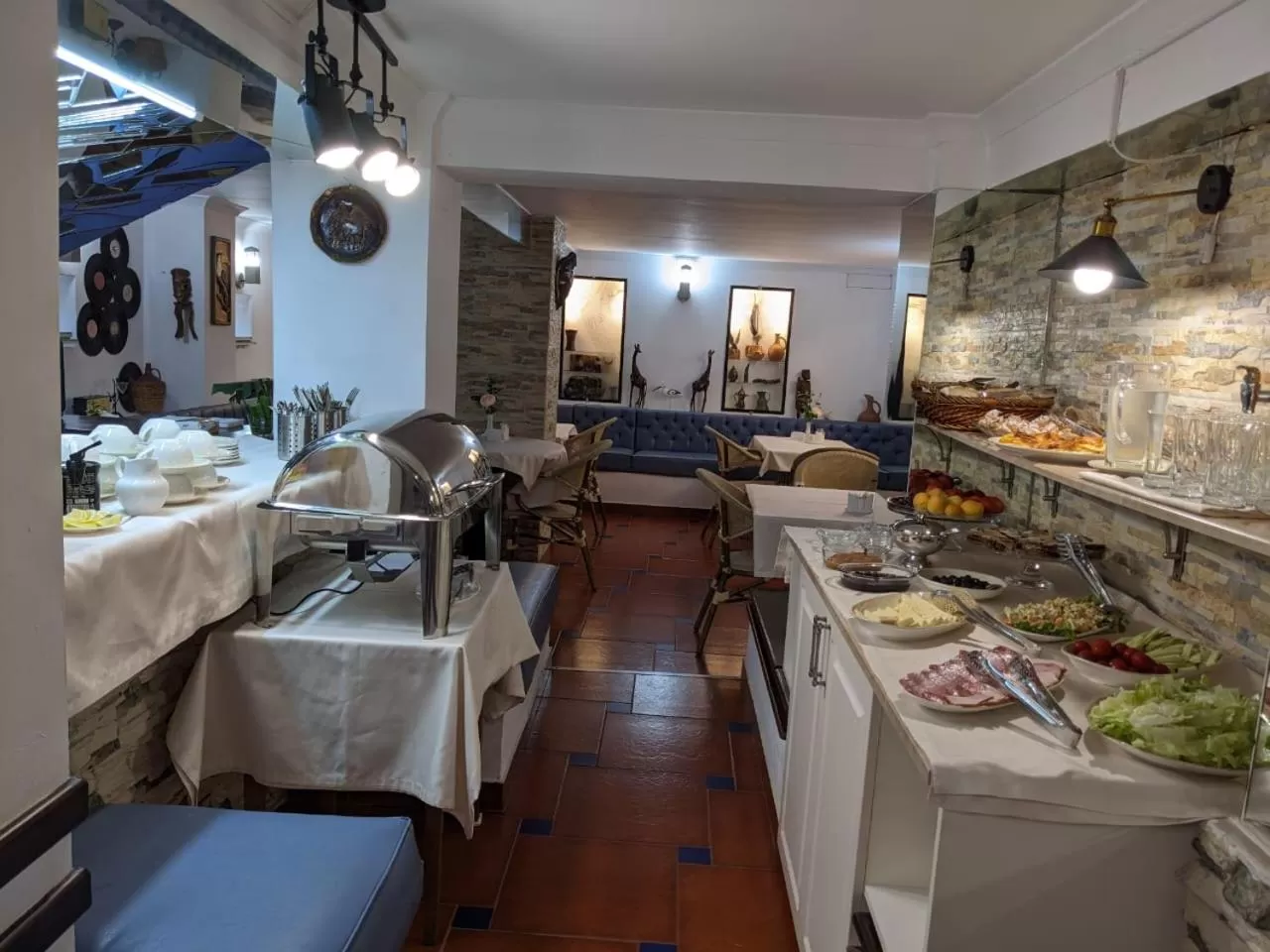 Food and drinks in Hotel Elegant Garden