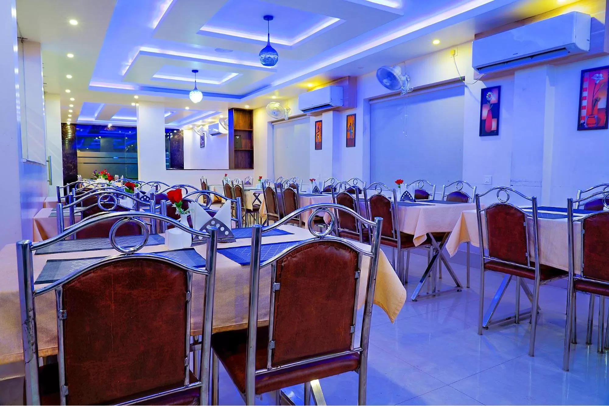 Restaurant/places to eat in FabHotel Kanchan Plaza