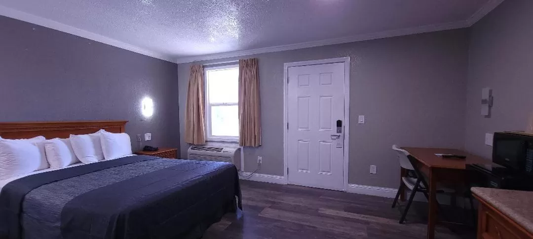 Photo of the whole room, Bed in Sycamore Inn Chico University Area