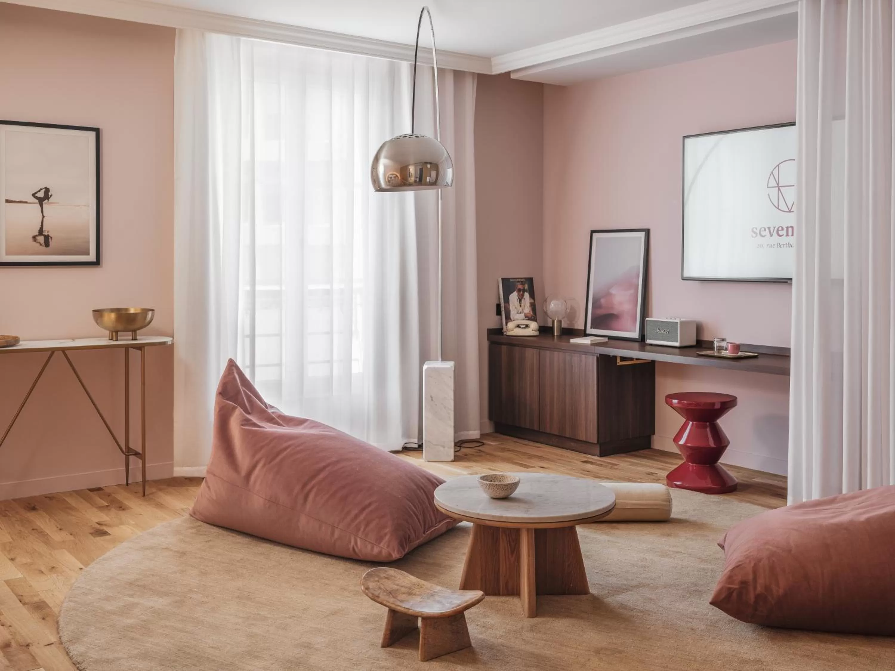 Seating area in Seven Hotel Paris