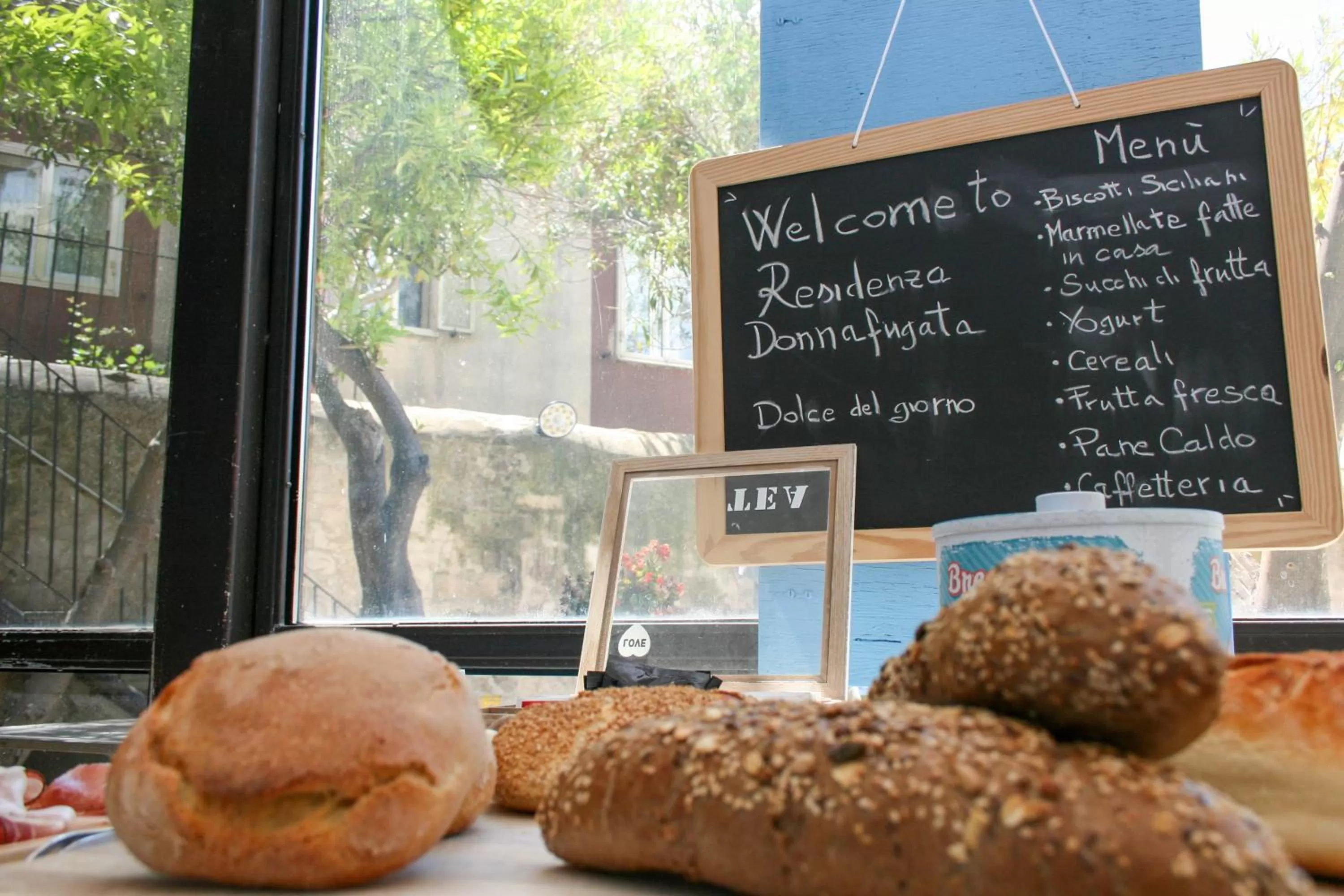 Food and drinks in Residenza Donnafugata B&B