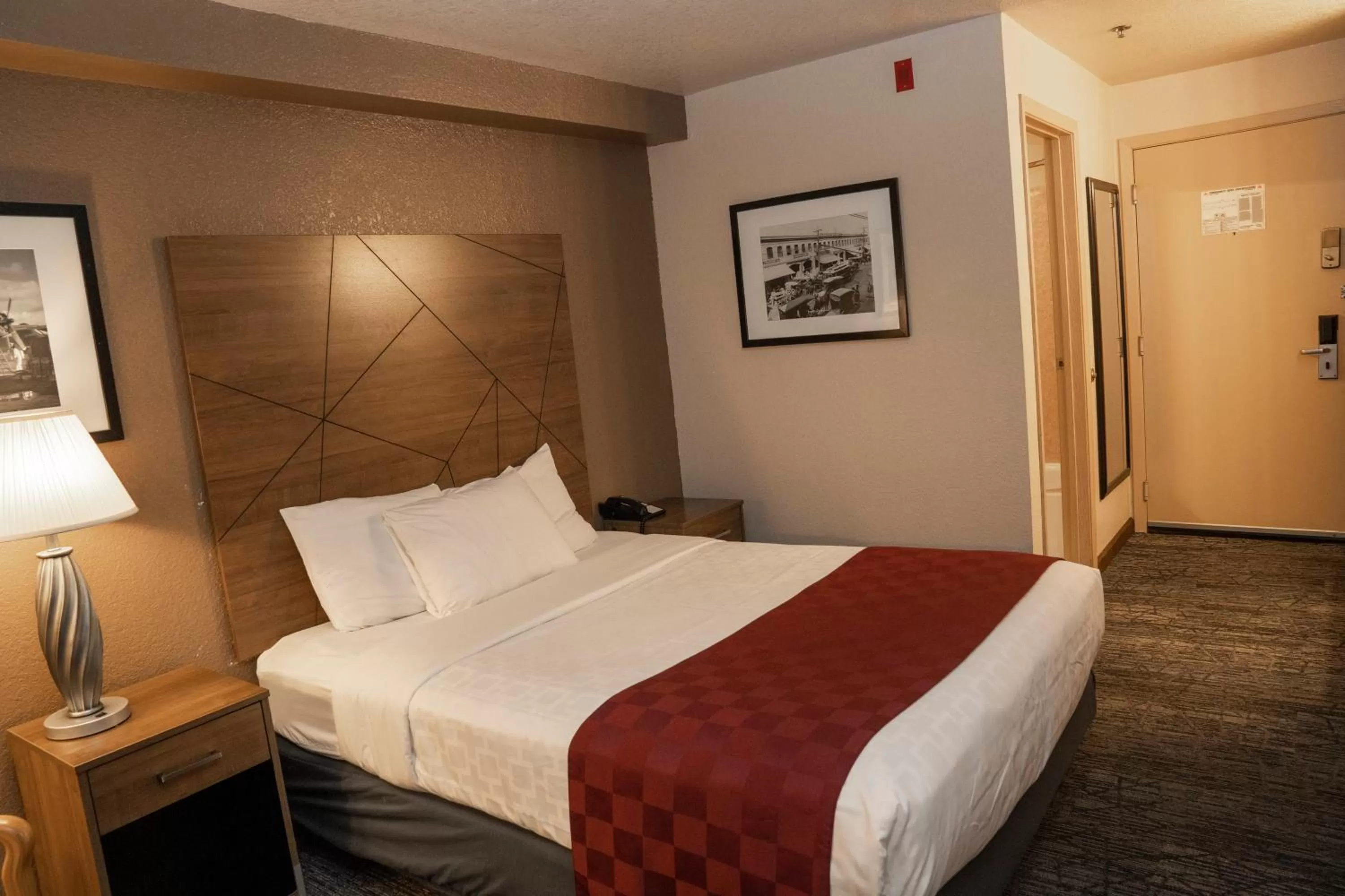 Bedroom, Bed in Americas Best Value Inn Lynnwood
