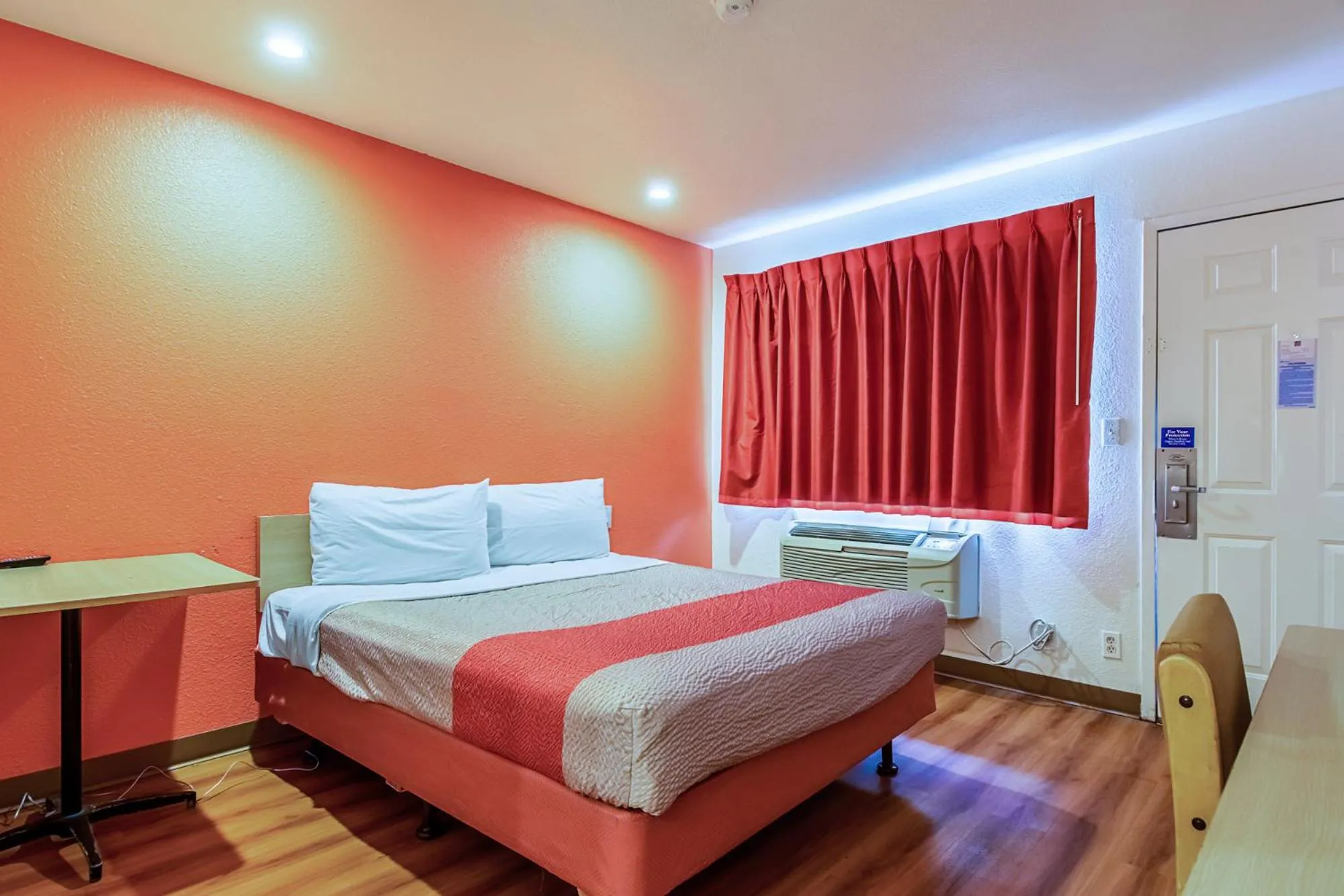 Bed in Motel 6-Bakersfield, CA - Airport