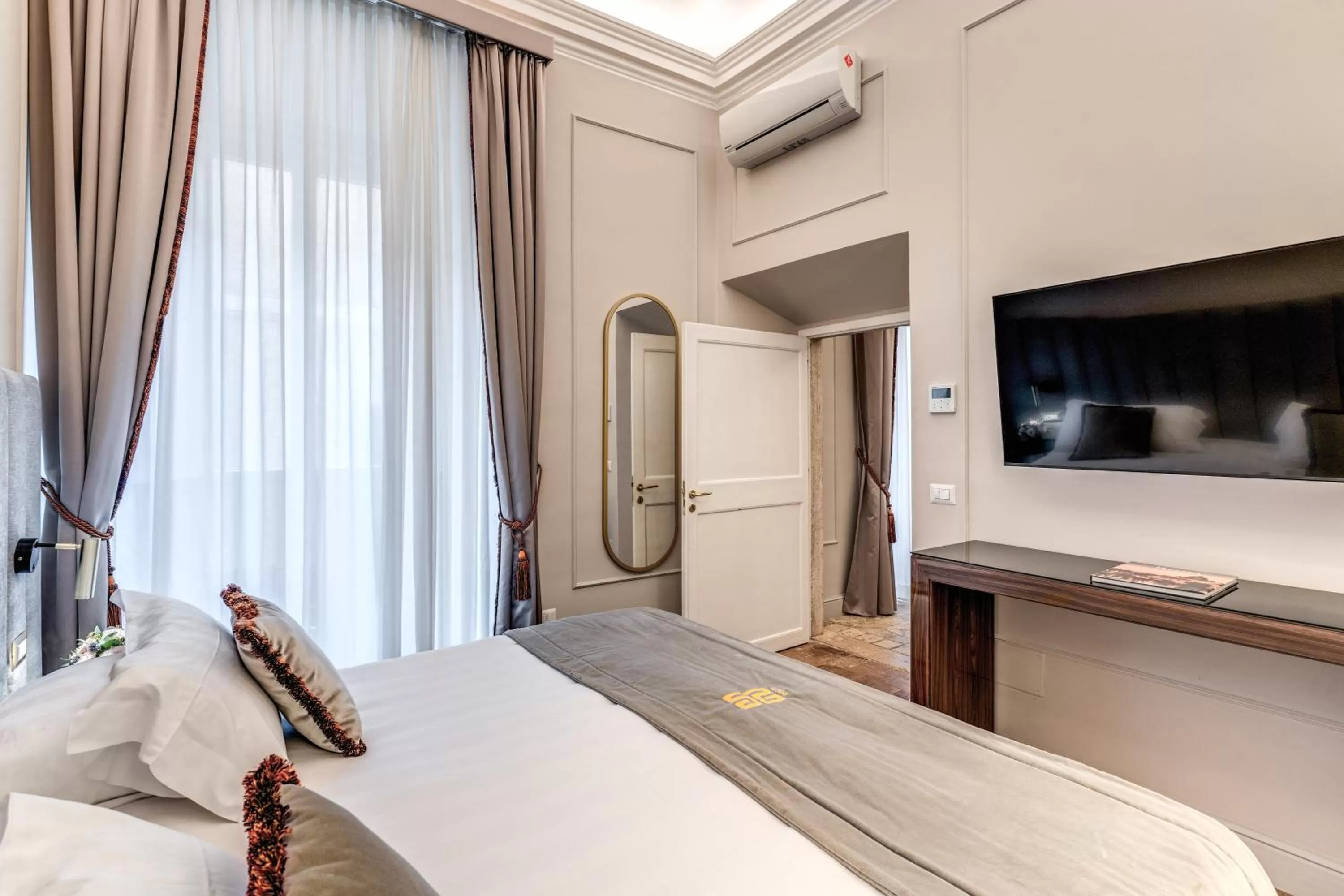 Bedroom, Bed in Eitch Borromini Palazzo Pamphilj