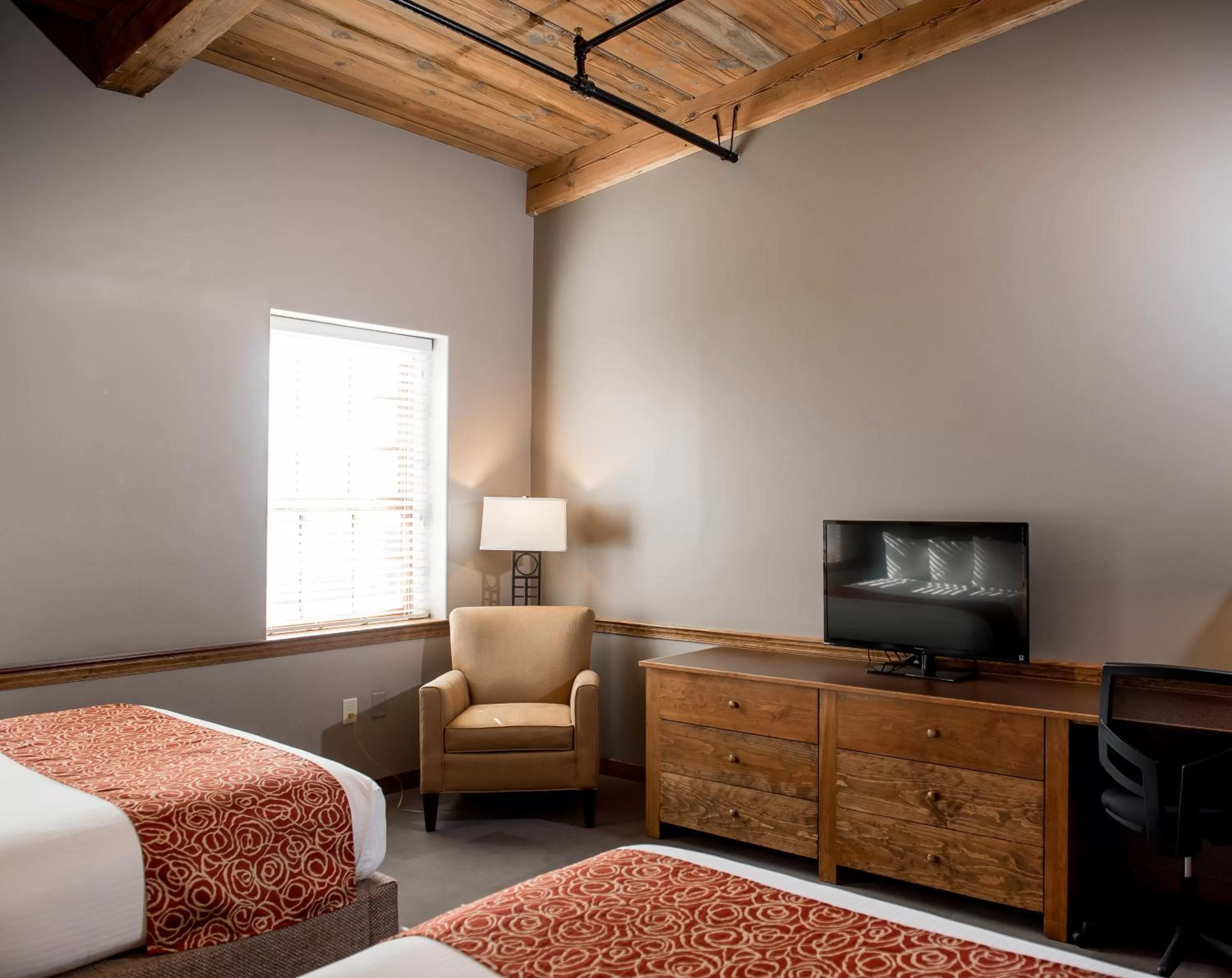 Photo of the whole room, Bed in Cork Factory Hotel