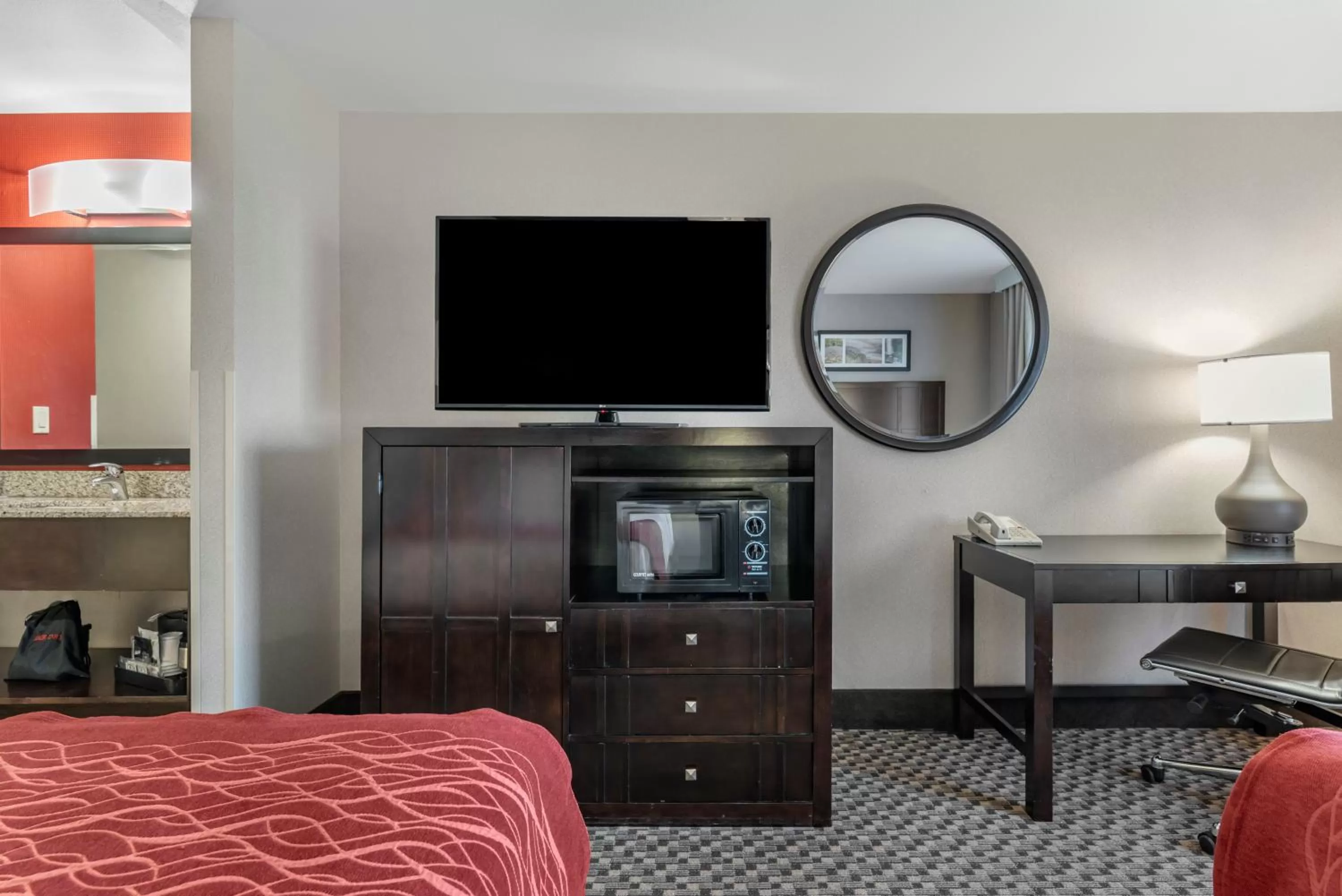 TV and multimedia, Bed in Comfort Inn Troutdale-Portland East
