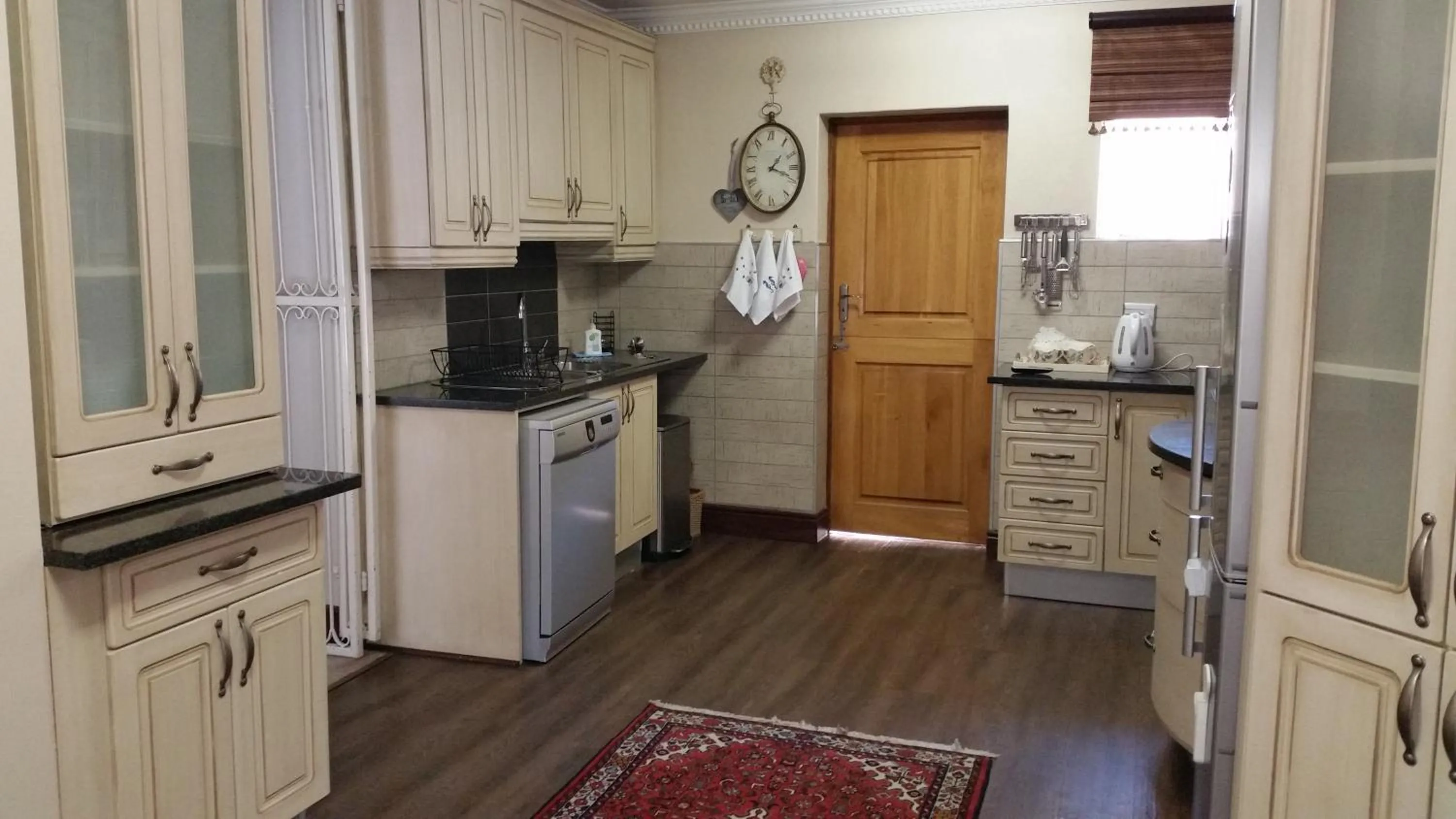 Kitchen or kitchenette in Royal Ridge Guesthouse