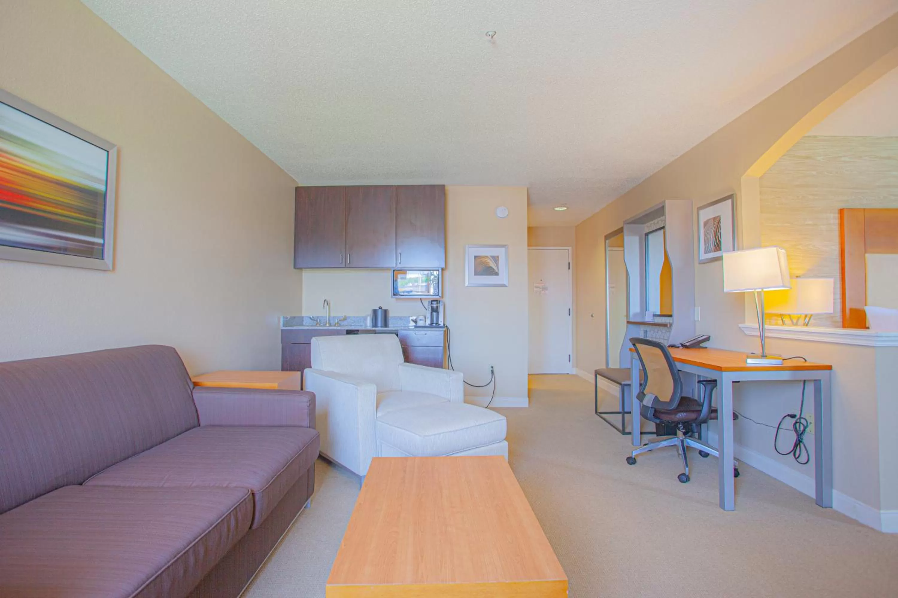 Living room in Holiday Inn & Suites Spring - The Woodlands