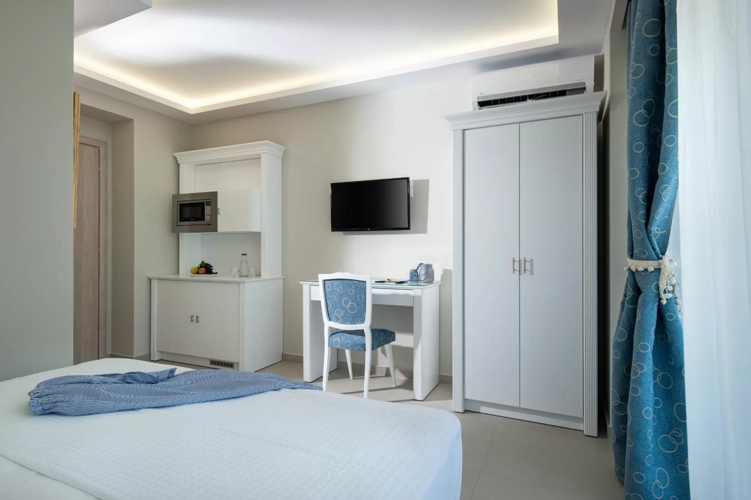 Photo of the whole room, Bed in Light Blue Hotel