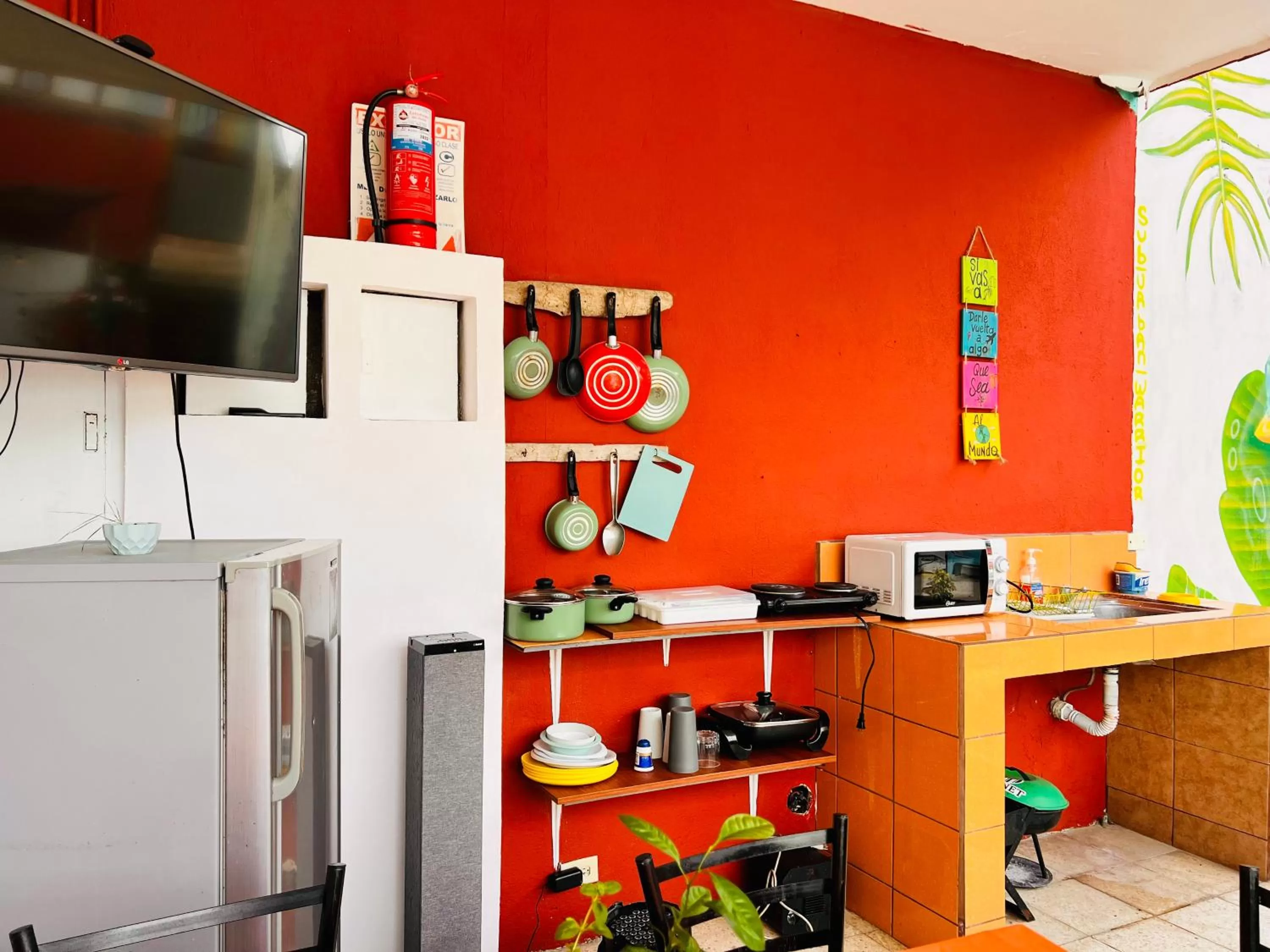 Kitchen or kitchenette, TV/Entertainment Center in Hotel Adventure Lodge