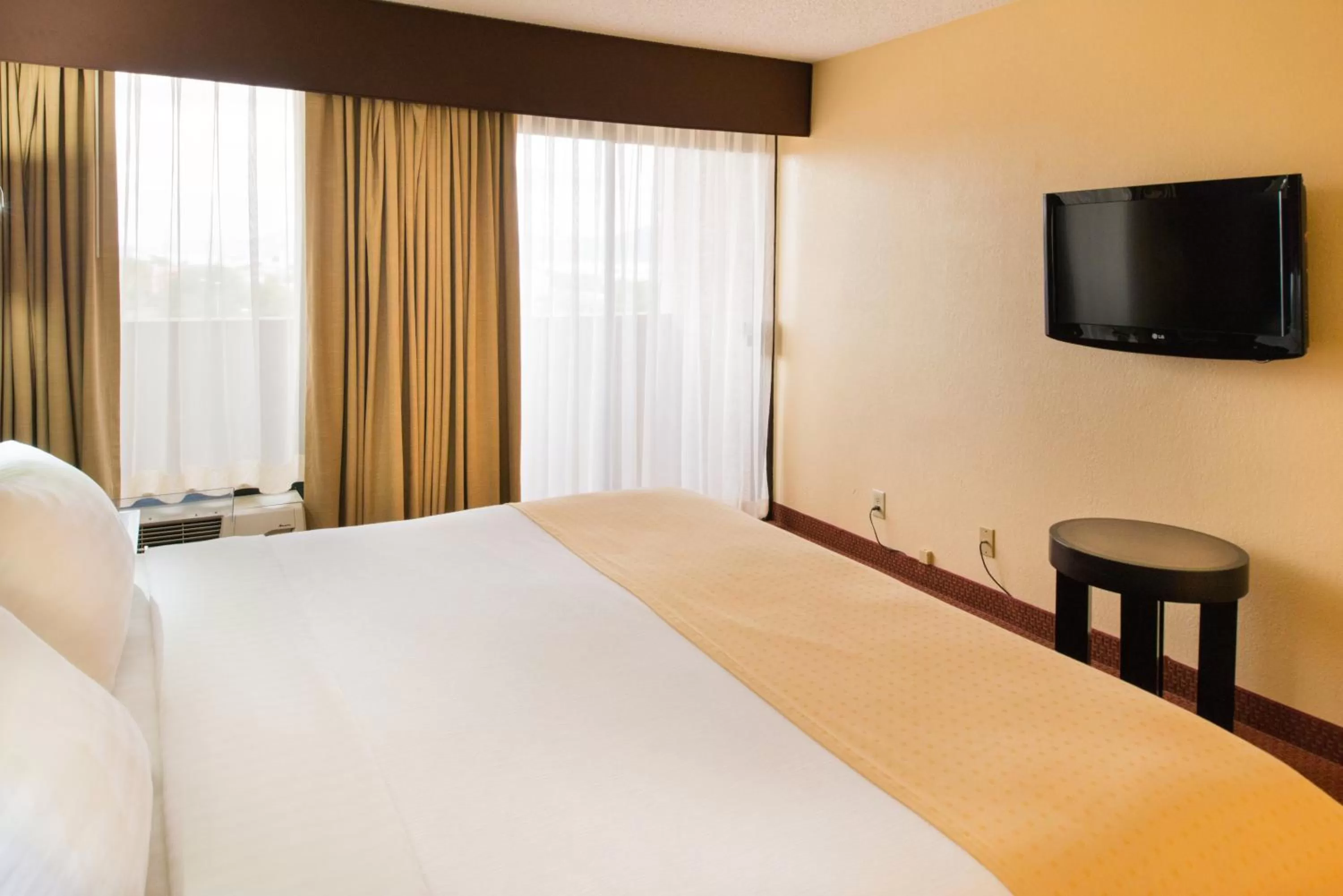 Photo of the whole room, Bed in GreenTree Hotel Phoenix West