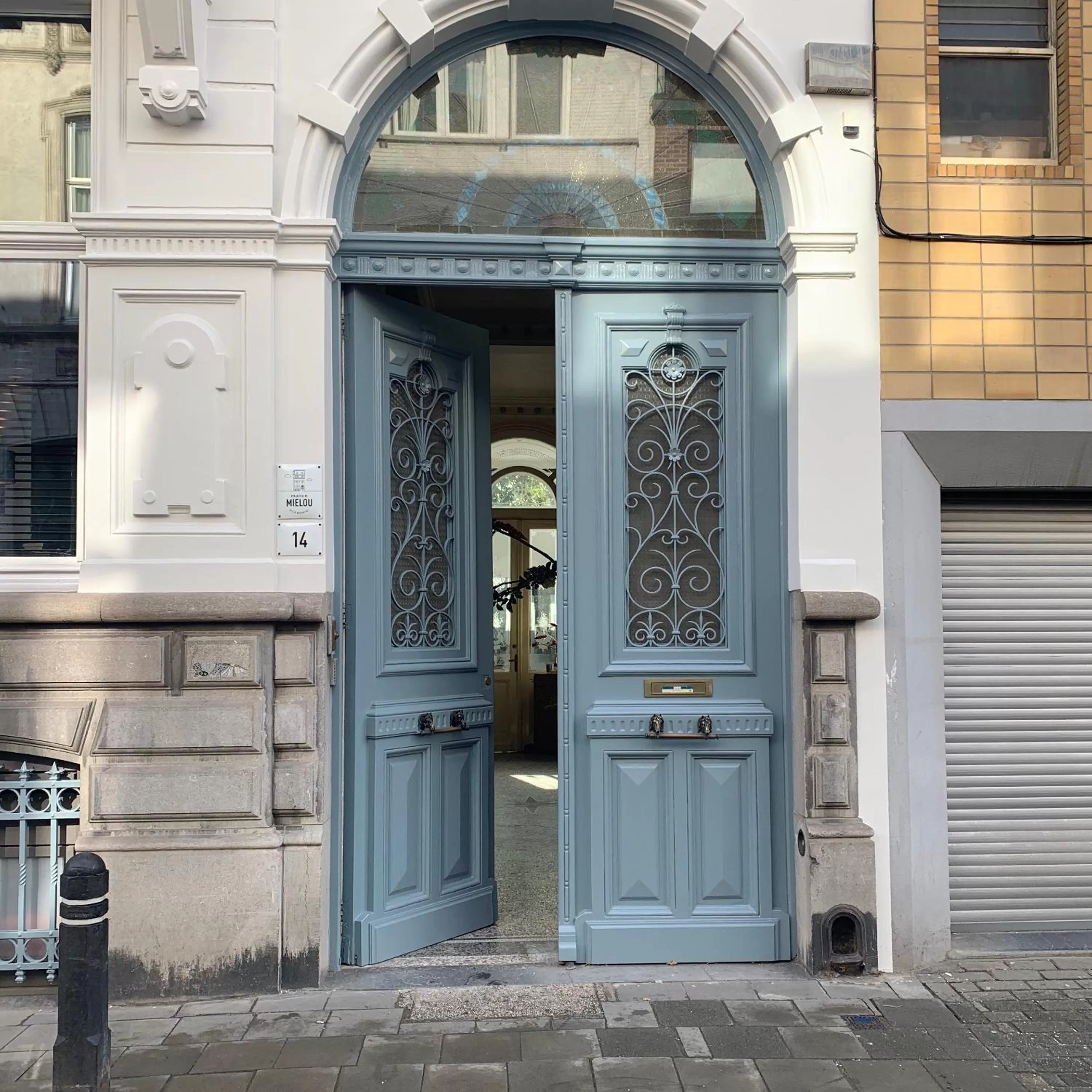 Property building in Maison d'Artiste