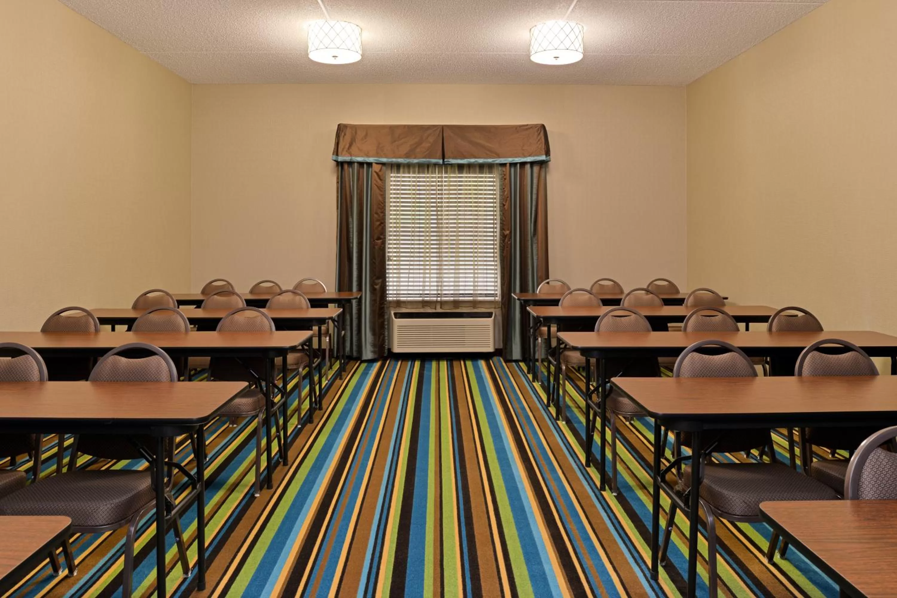 Meeting/conference room in Holiday Inn Express & Suites St Marys by IHG