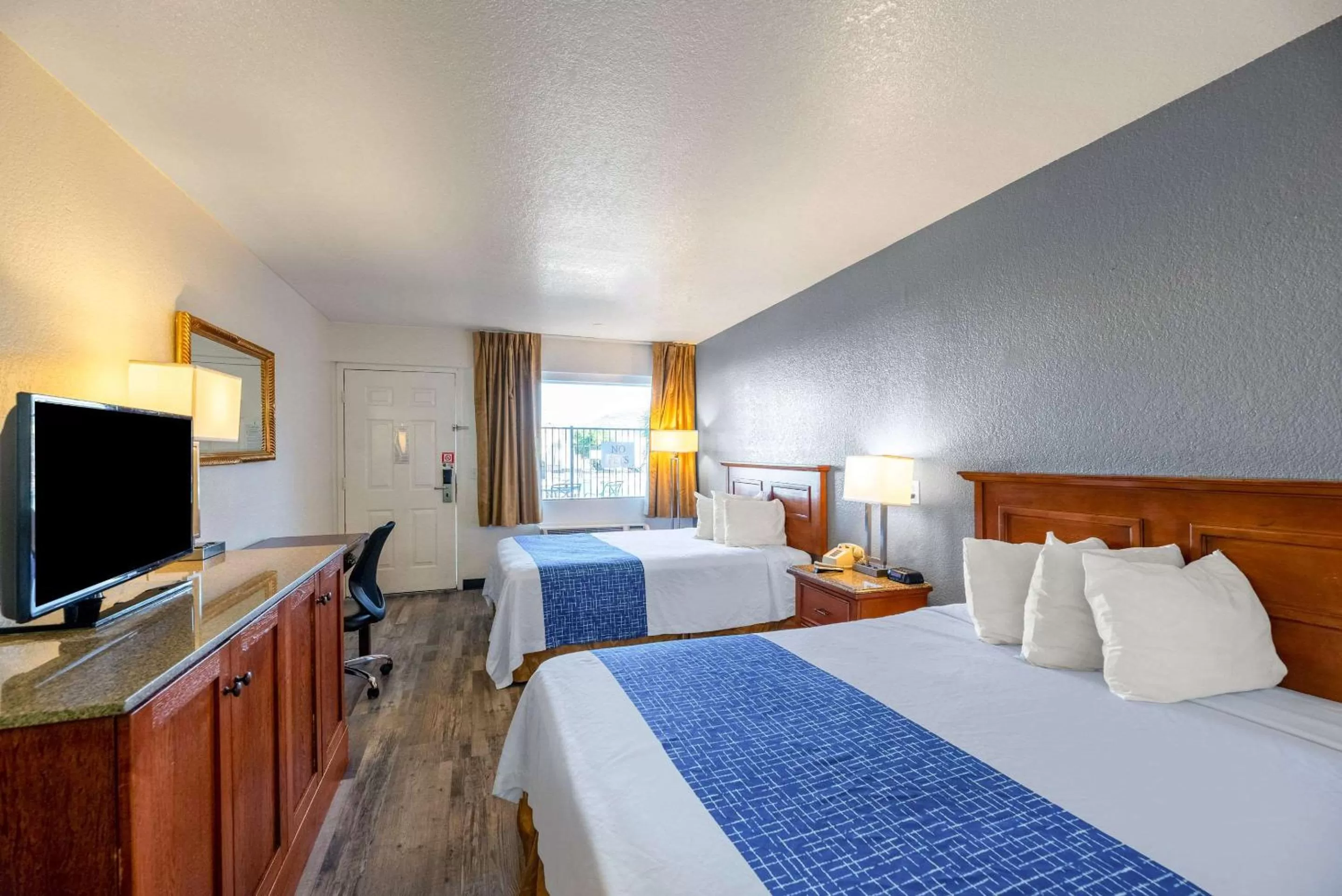 Photo of the whole room, Bed in Econo Lodge Phoenix North I-17