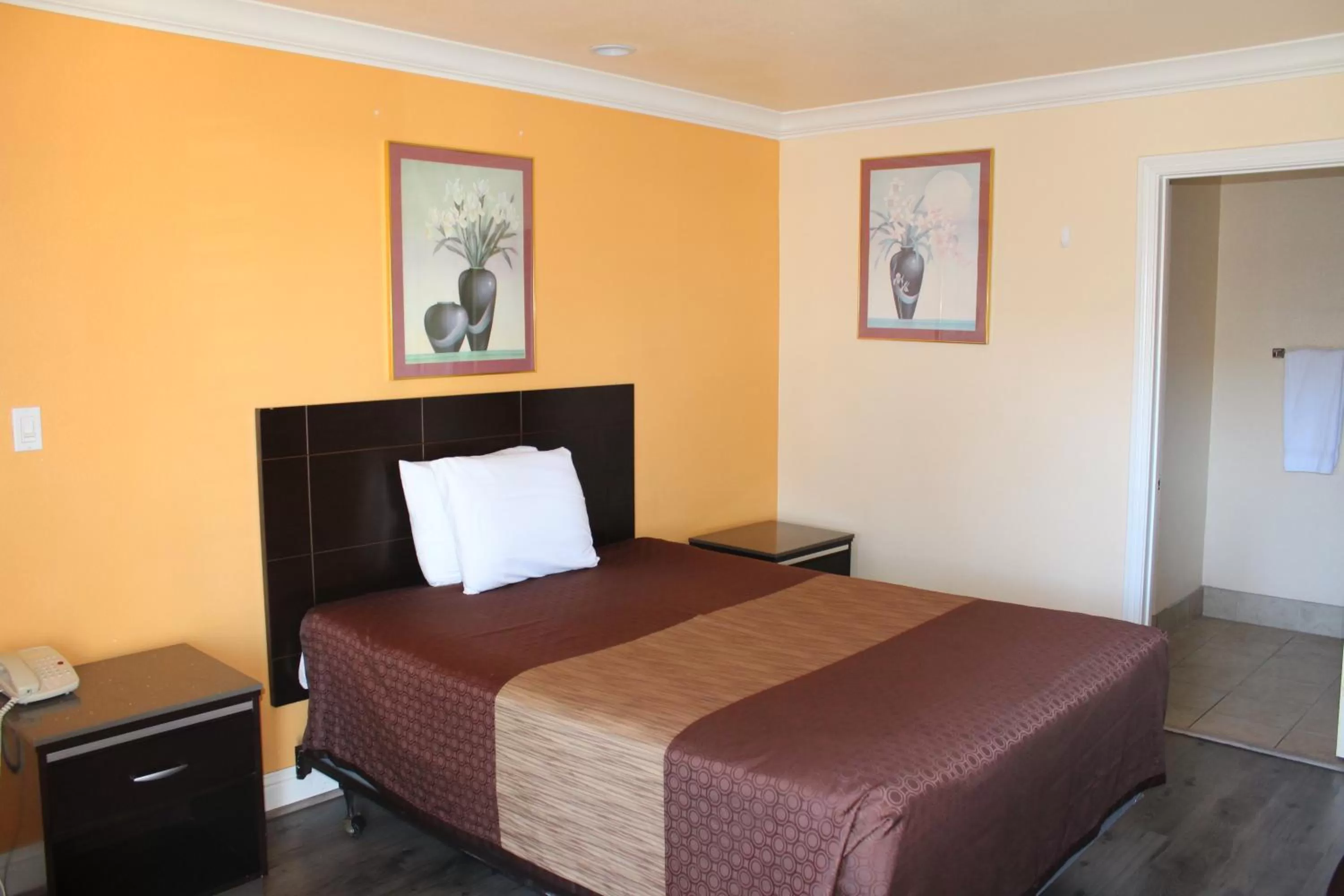 Photo of the whole room, Bed in Budget Inn Redwood City