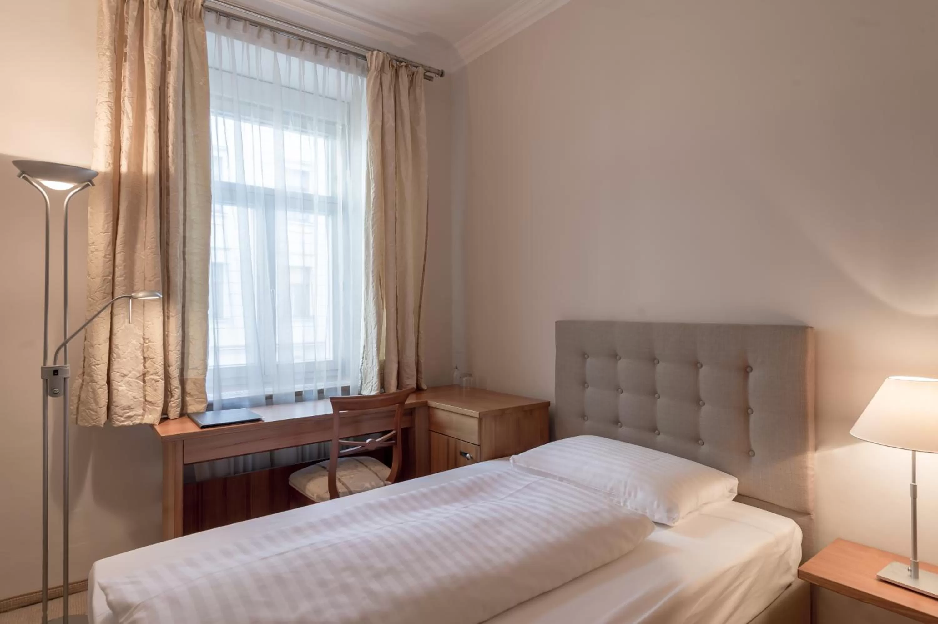 Bathroom, Bed in Altstadthotel Wolf-Dietrich