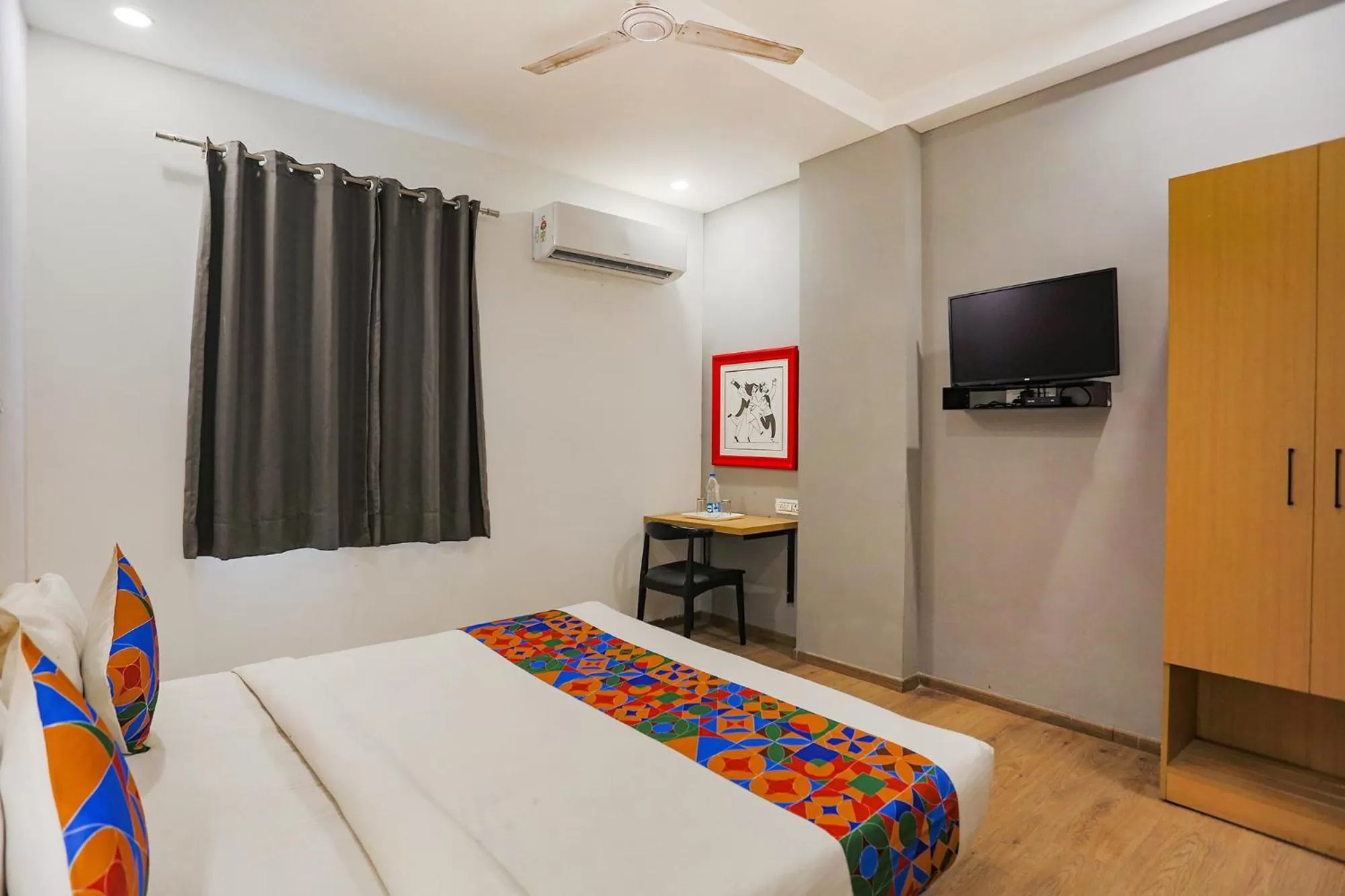 Communal lounge/ TV room, Bed in FabHotel Roseman