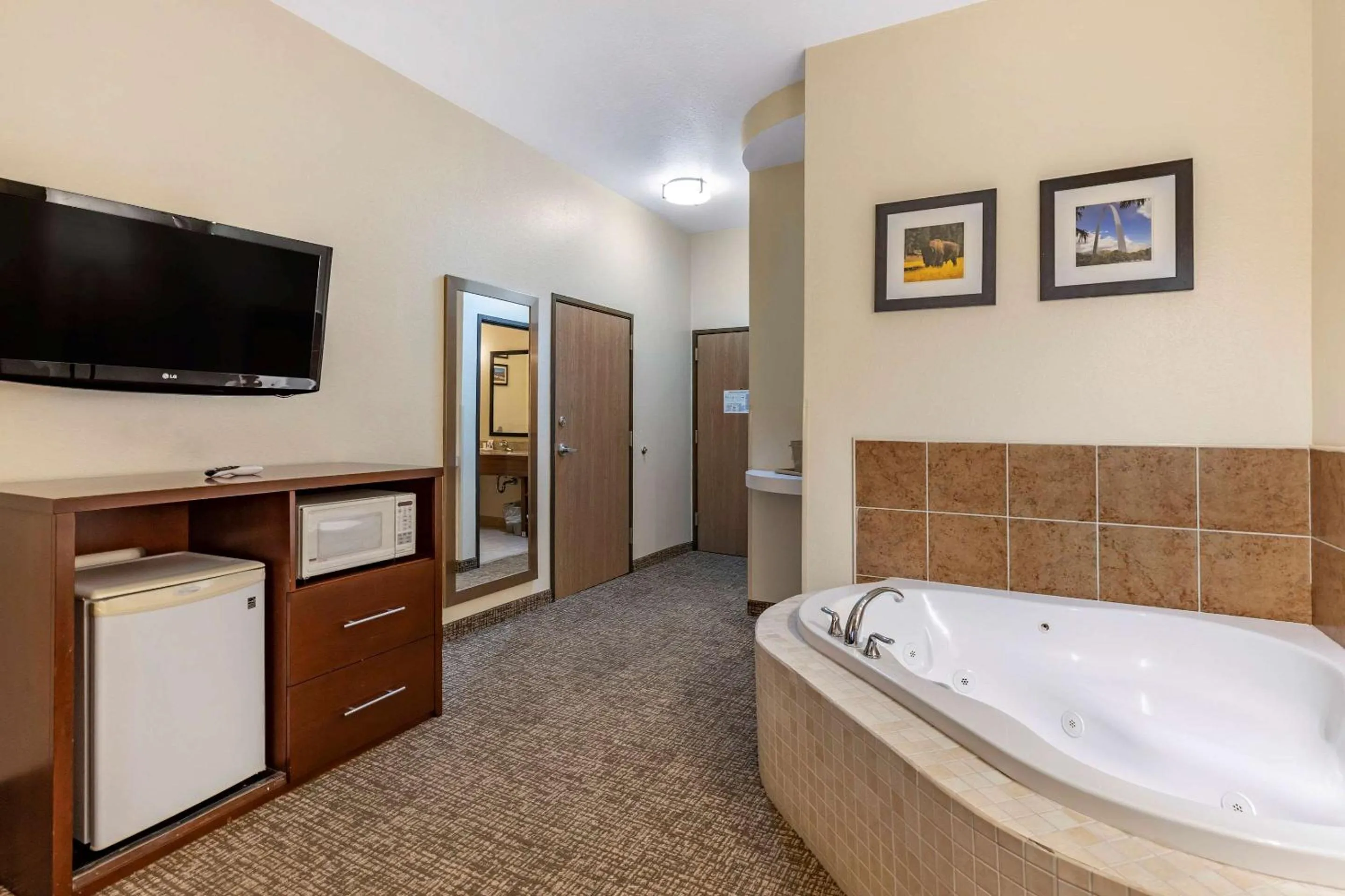 Photo of the whole room in Comfort Inn & Suites Greenville I-70