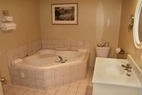 Bathroom in Shallow Bay Motel & Cabins Conference Centre