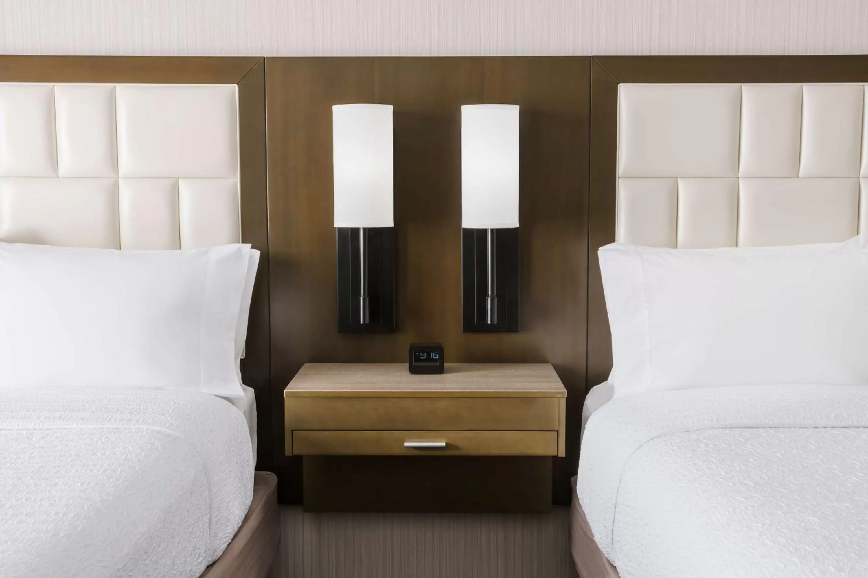 Bed in Hampton Inn & Suites LAX El Segundo