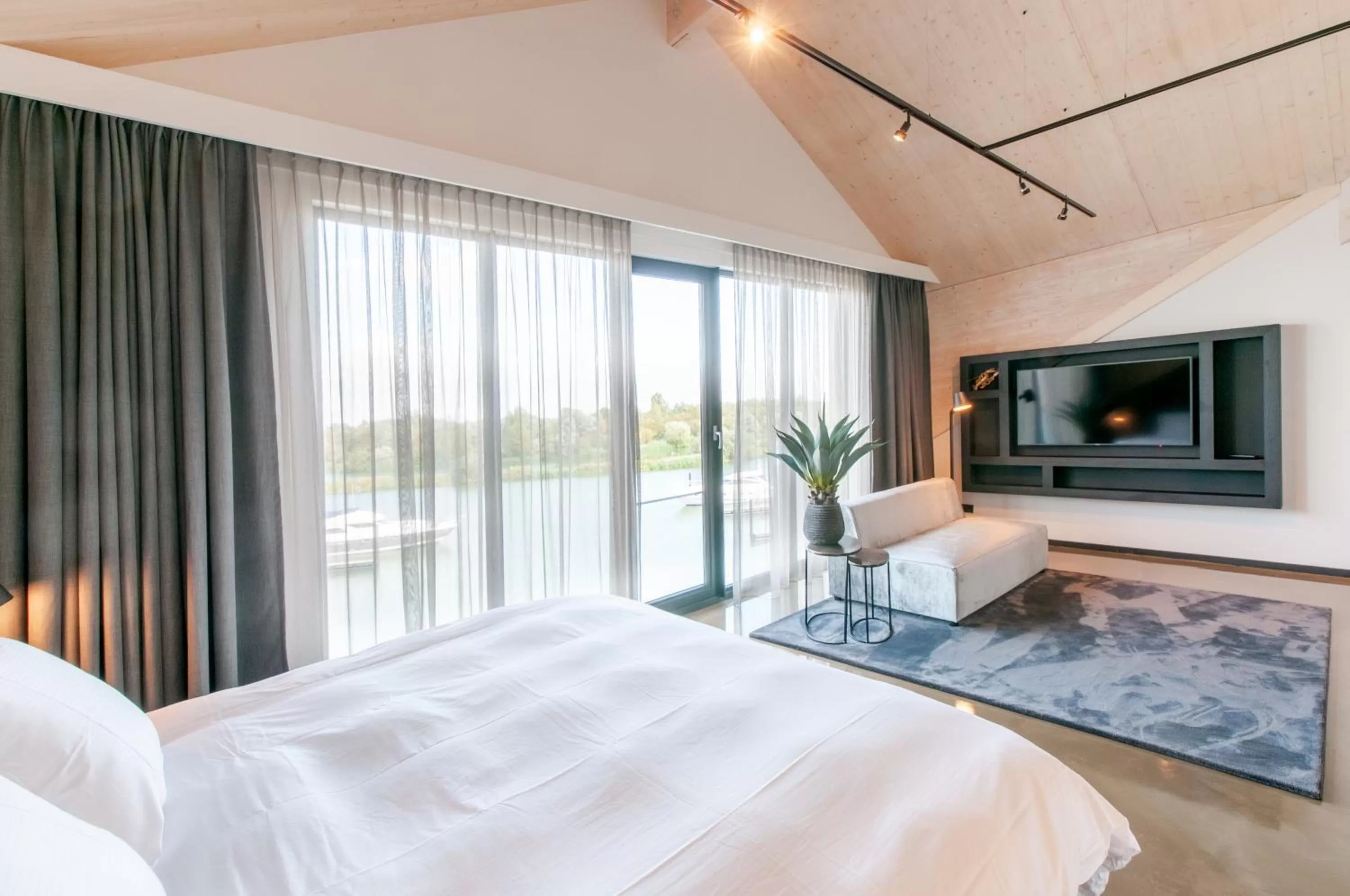 TV/Entertainment Center in Waterrijk Oesterdam Hotel