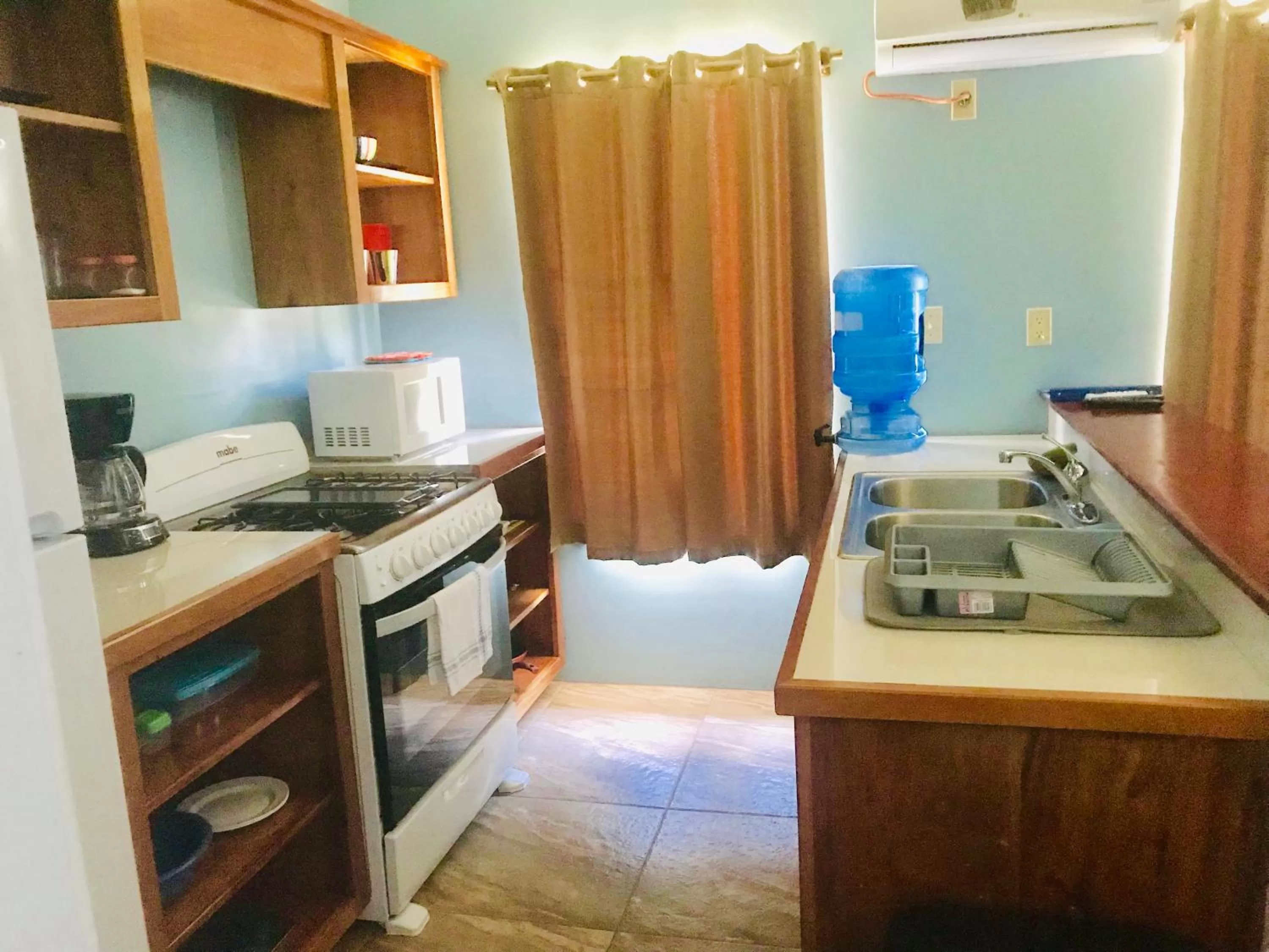 Kitchen/Kitchenette in Tilt-Ta-Dock Resort Belize