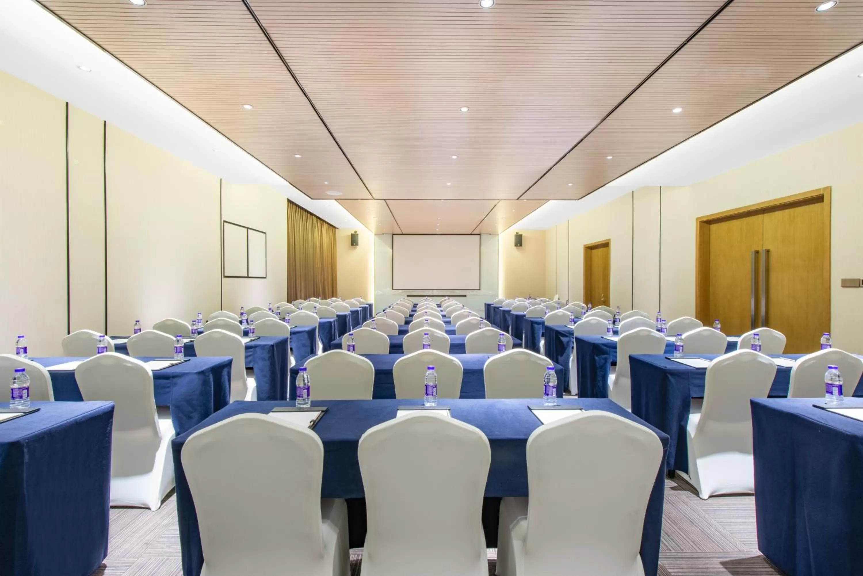 Meeting/conference room in Holiday Inn Express Hangzhou East Station by IHG