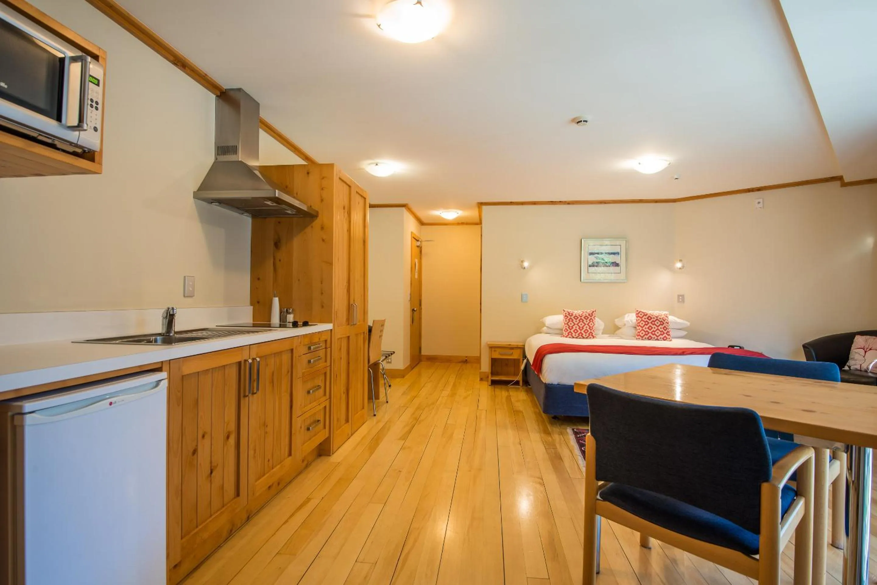 Kitchen or kitchenette, Bed in Coronation Lodge