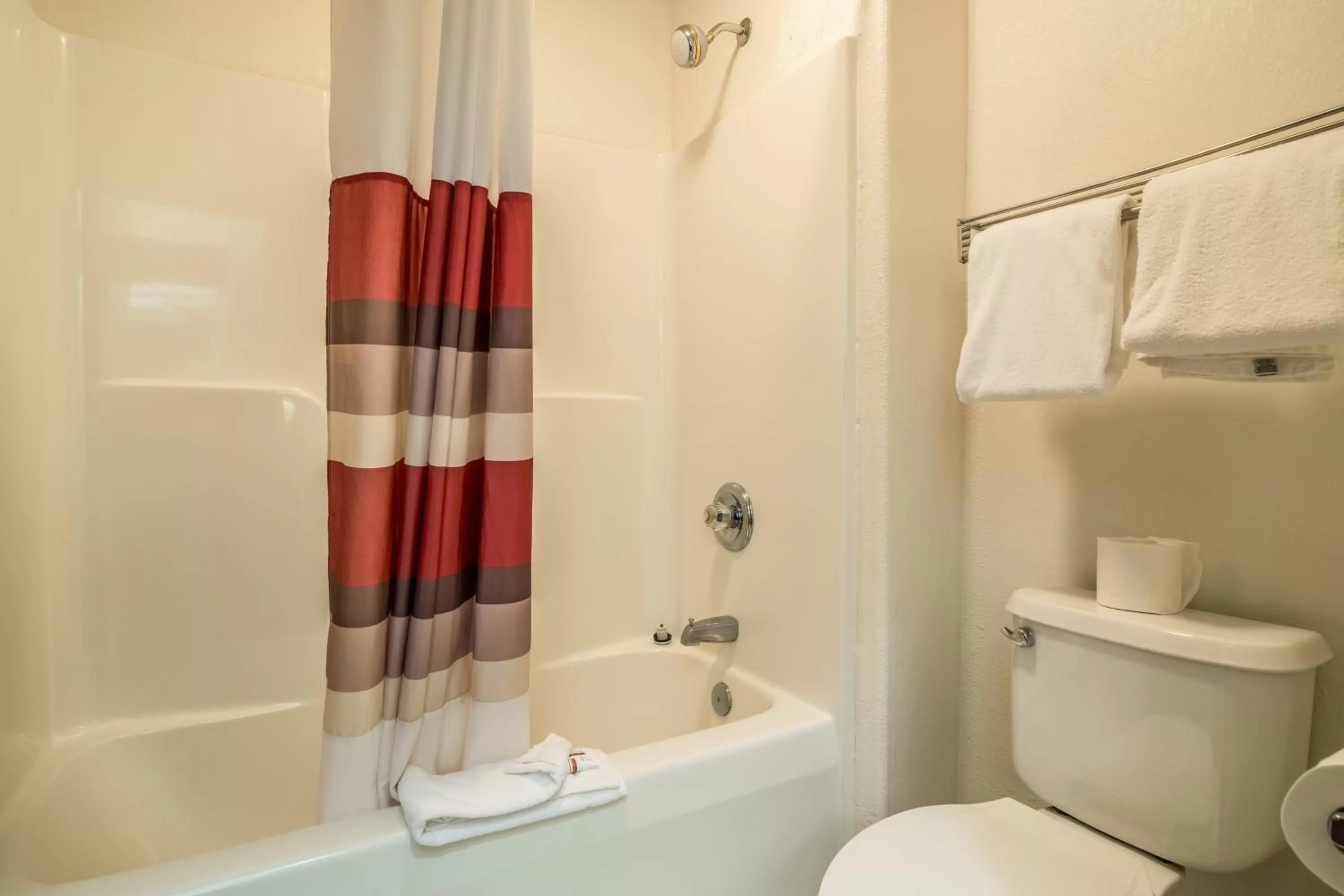 Bathroom in Red Roof Inn Greensboro Coliseum