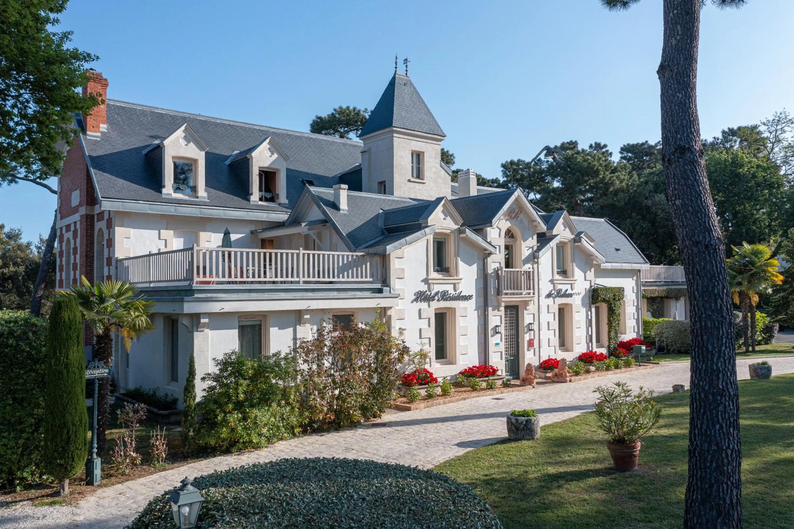 Property building in Hôtel The Originals Résidence de Rohan (EX RELAIS DU SILENCE)