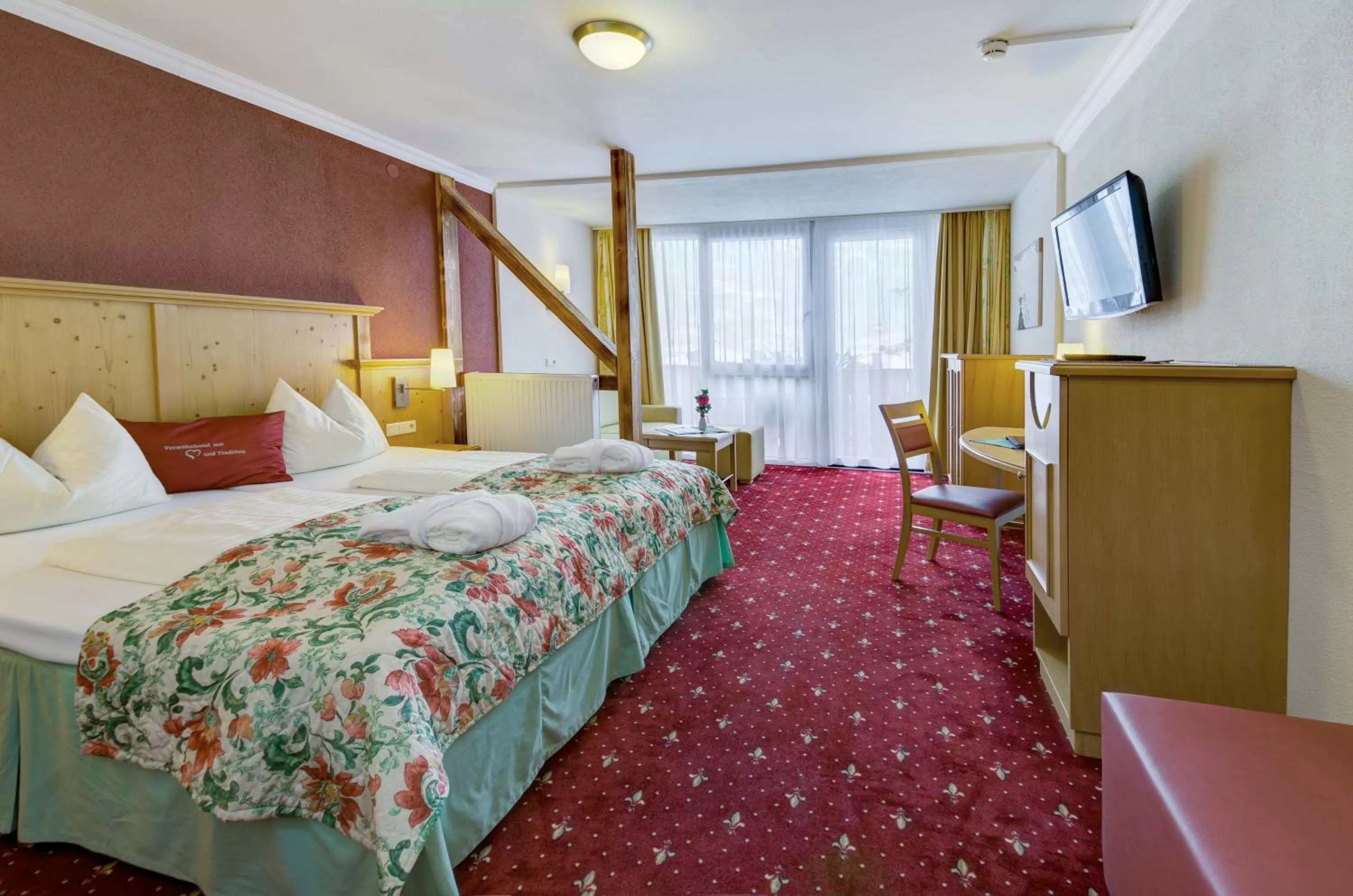 Garden view, Bed in VÖTTER'S HOTEL in Kaprun am Kitzsteinhorn - Skibus direkt