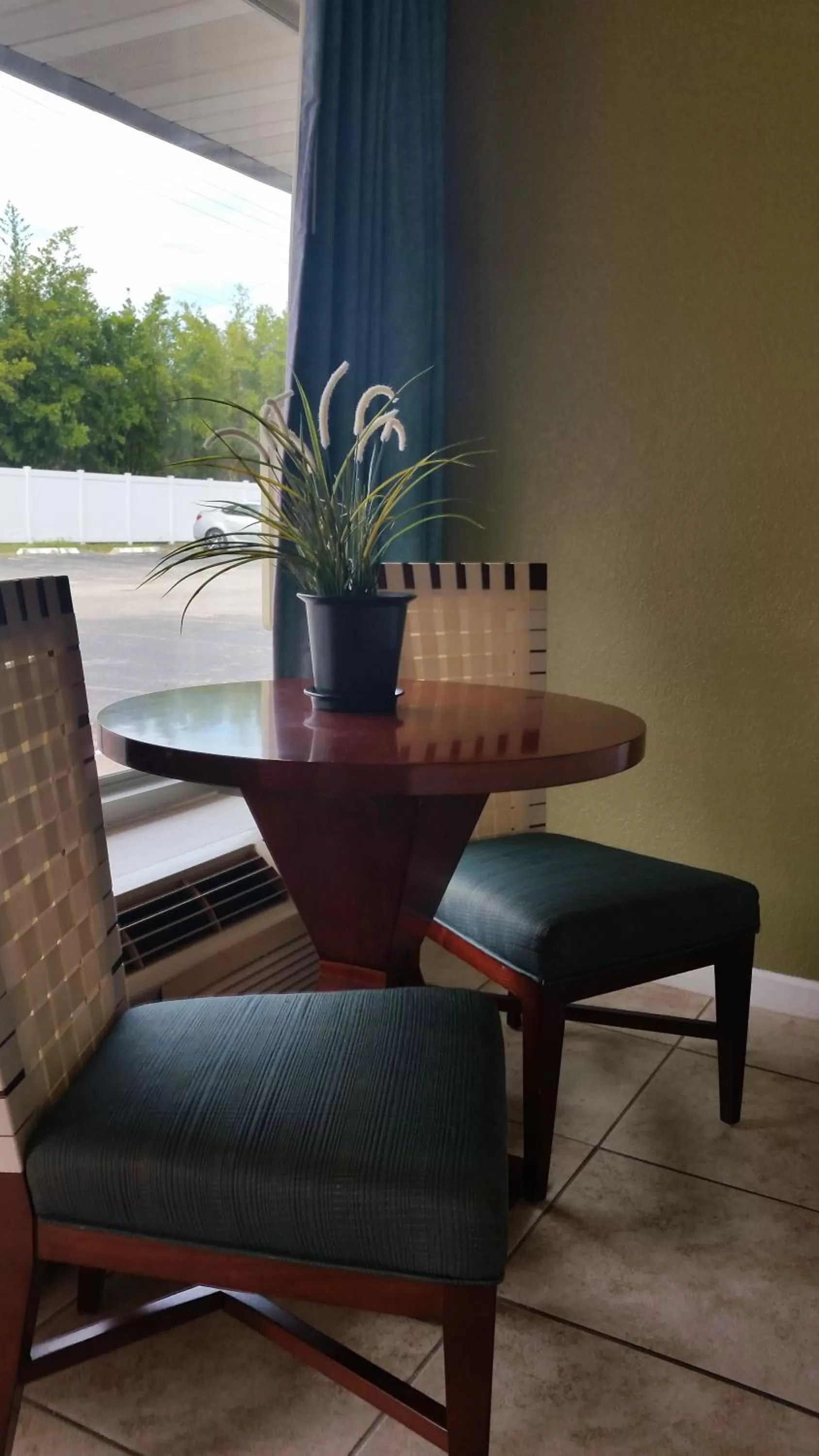 Seating area in Days Inn by Wyndham Cocoa Cruiseport West At I-95/524