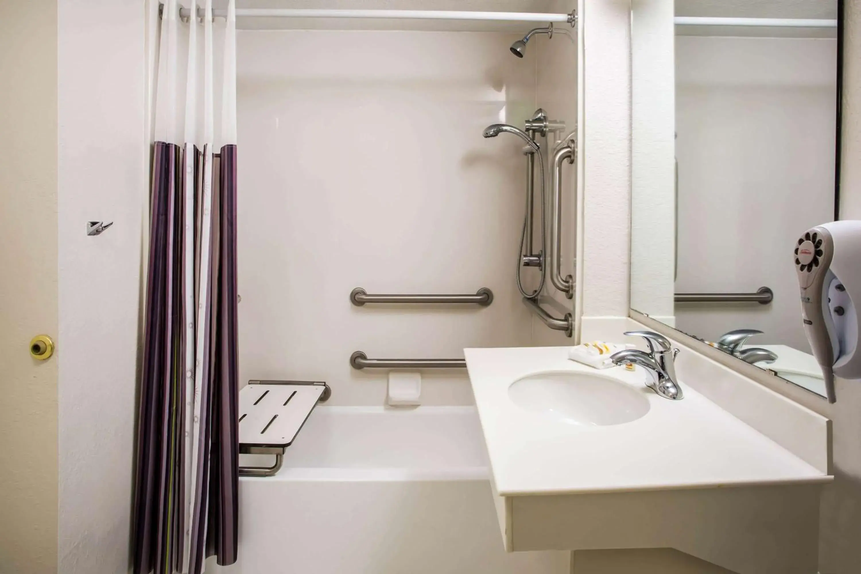 King Room with Bath Tub - Mobility Accessible/Non-Smoking in La Quinta Inn by Wyndham Norfolk Virginia Beach King Room with Bath Tub - Mobility Accessible/Non-Smoking in La Quinta Inn by Wyndham Norfolk Virginia Beach