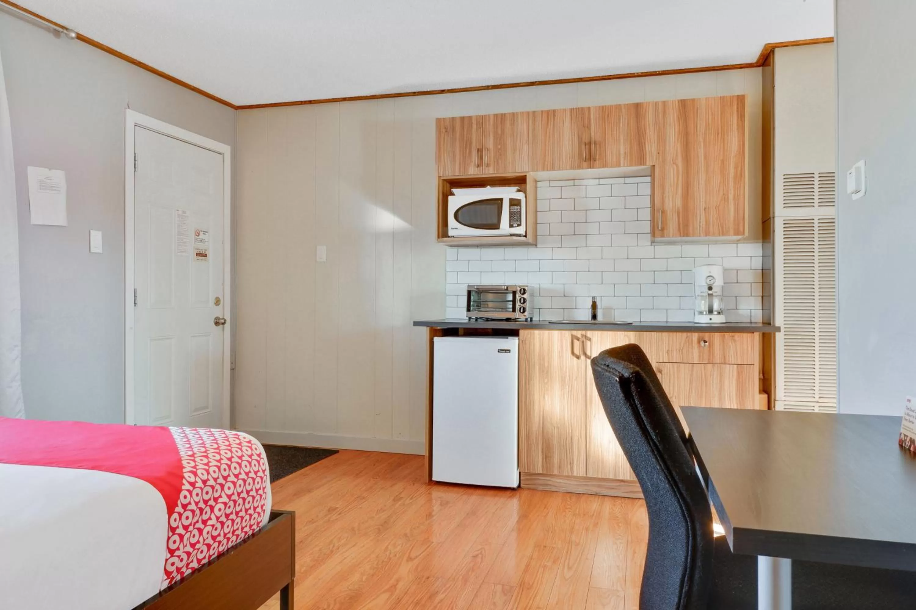 Kitchen or kitchenette in Hotel Bethel - Fort MacLeod, AB