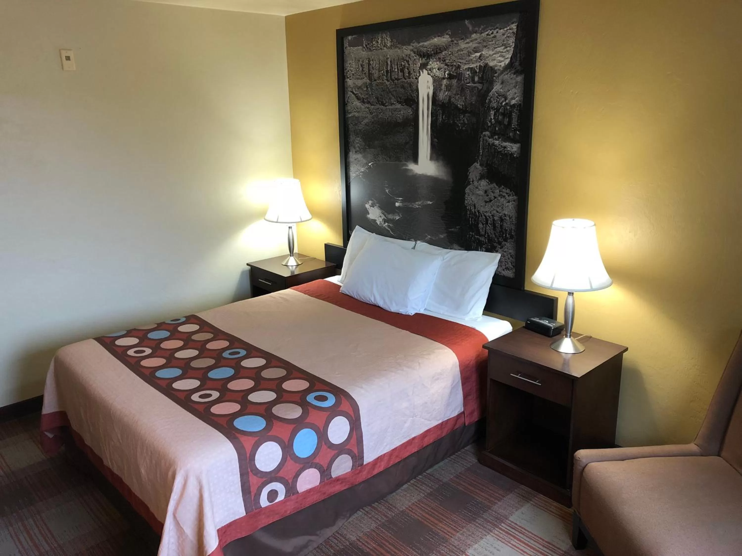 Bedroom, Bed in Super 8 by Wyndham Kennewick