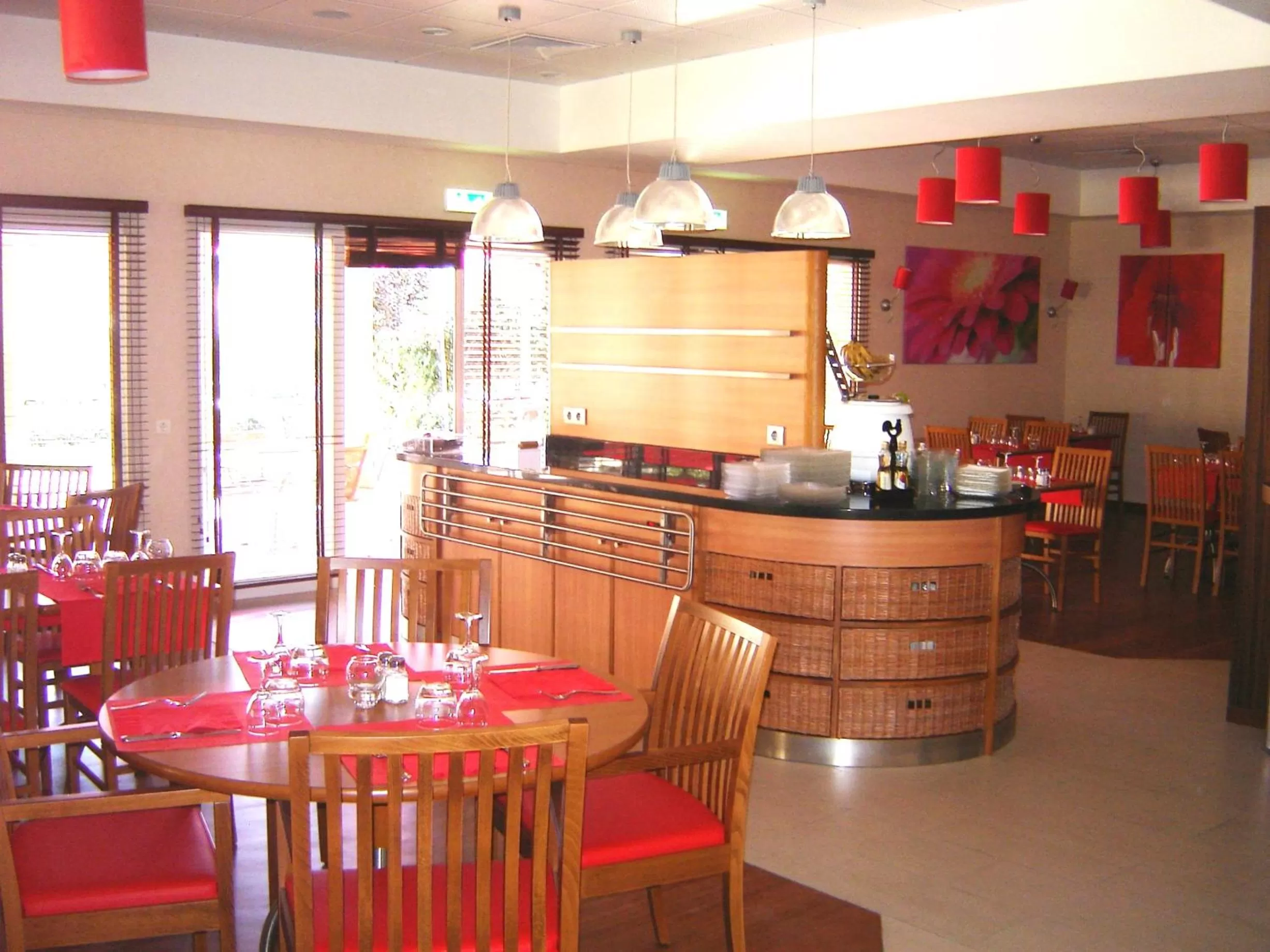 Restaurant/places to eat in Hotel ibis Setubal