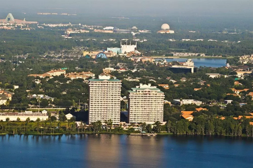 Bird's eye view in Penthouse Close to Disney area and Malls water view