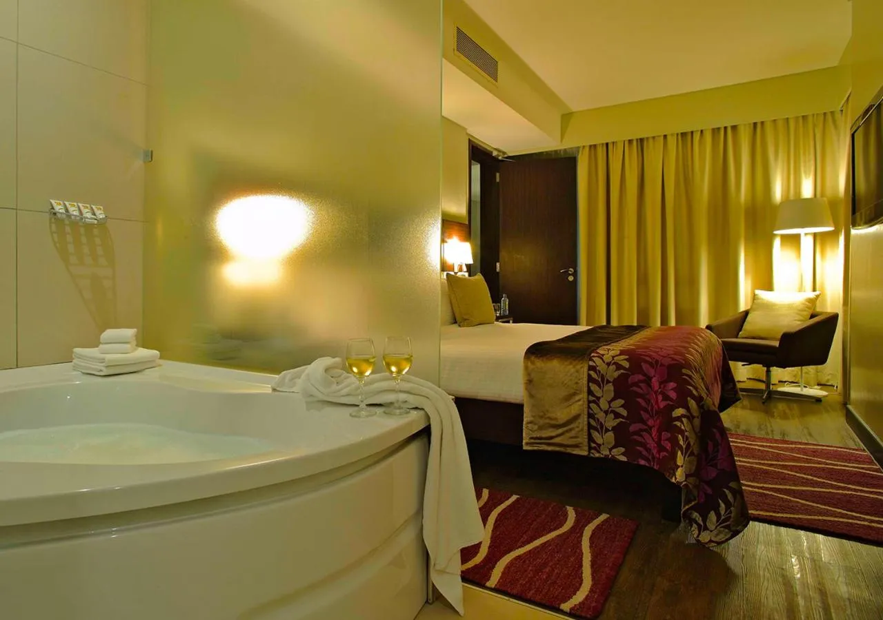 Bathroom, Bed in Eka Hotel Nairobi