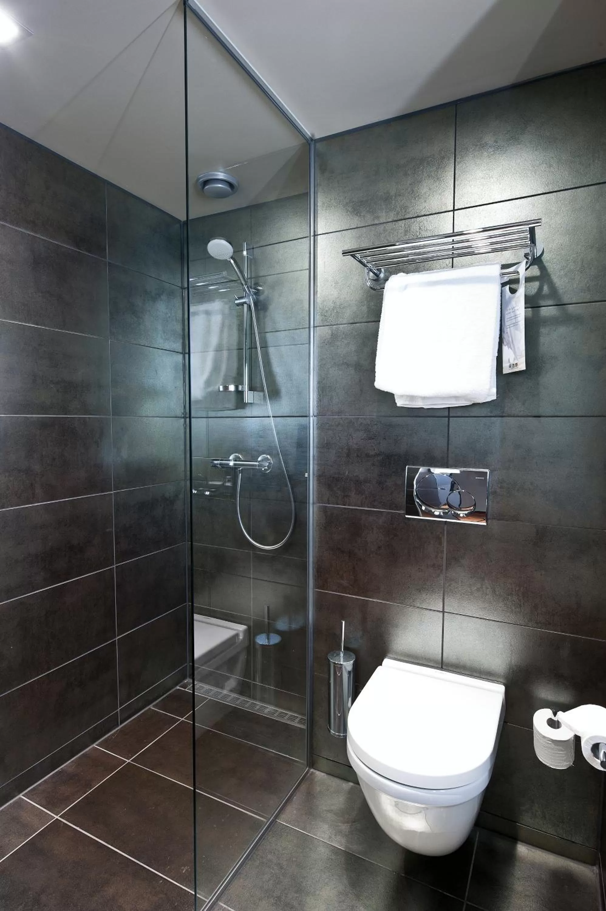 Bathroom in Home Hotel Folketeateret