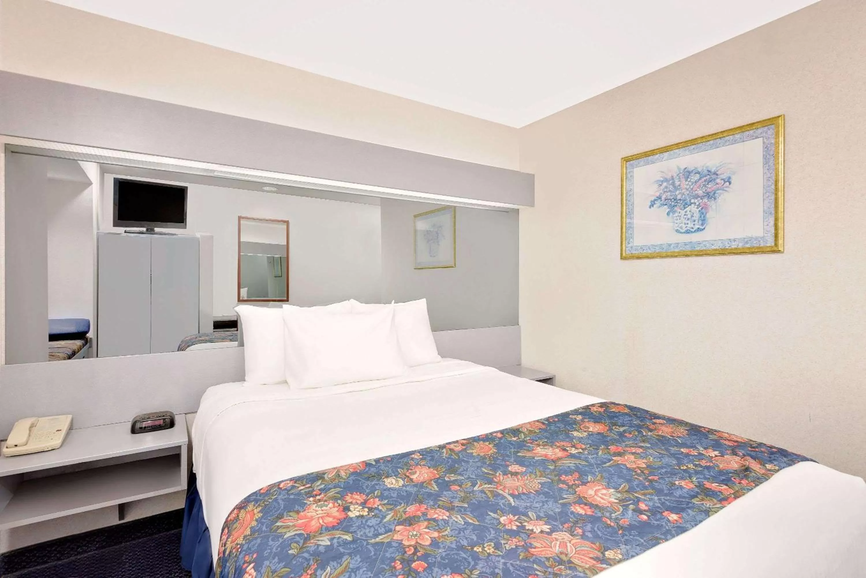 Photo of the whole room, Bed in Microtel Inn & Suites by Wyndham Hagerstown by I-81