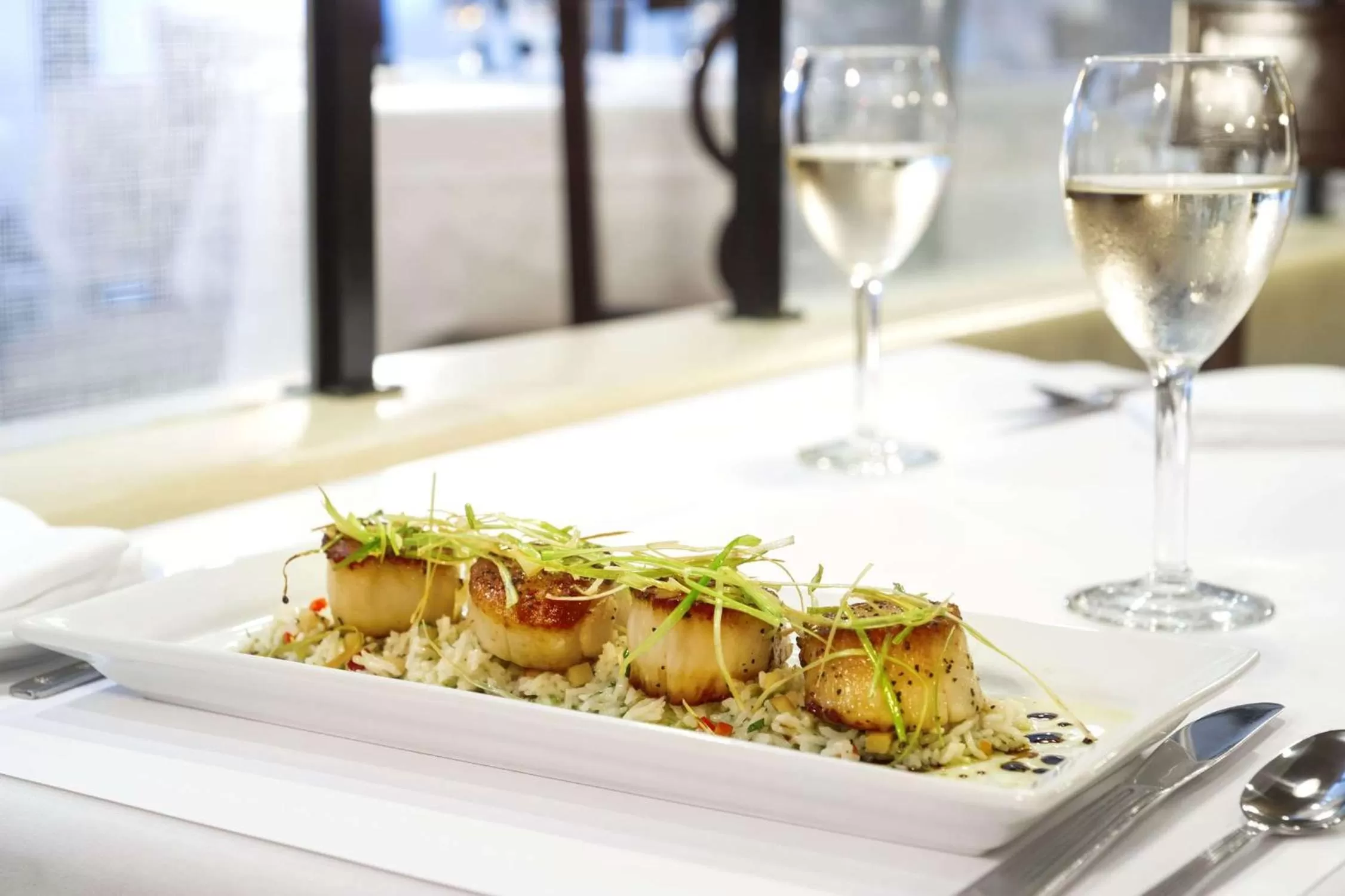 Restaurant/places to eat in Hilton Chicago/Oak Lawn