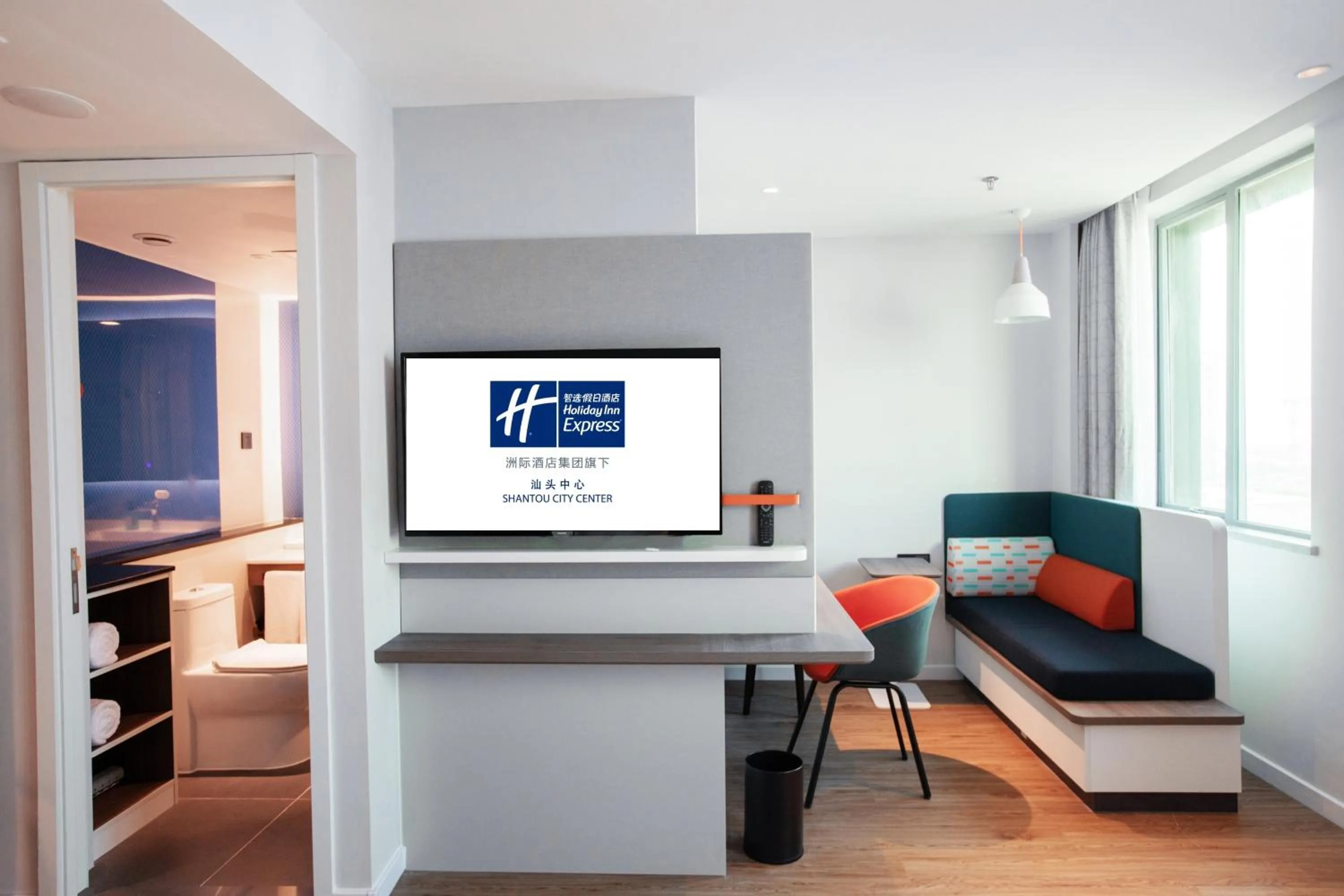 Photo of the whole room, Bed in Holiday Inn Express Shantou City Center by IHG