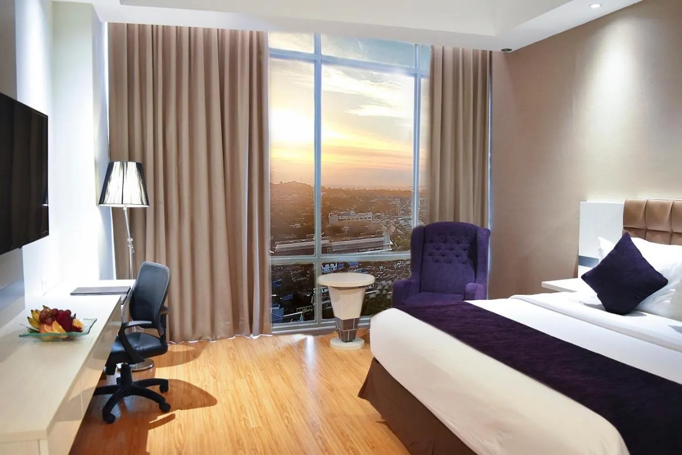 Photo of the whole room, Bed in Platinum Hotel & Convention Hall Balikpapan