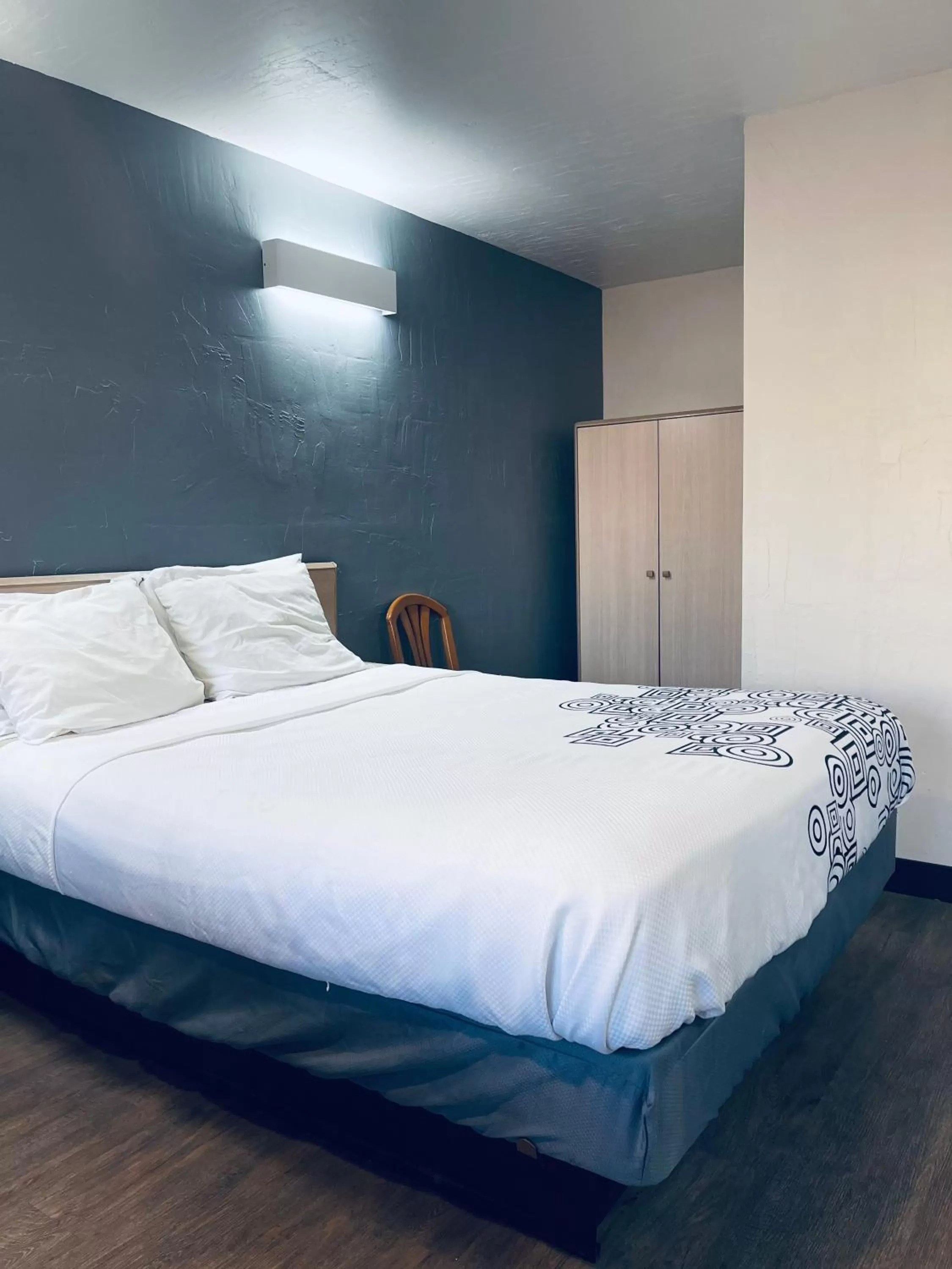 Bed in Century 21 Motel