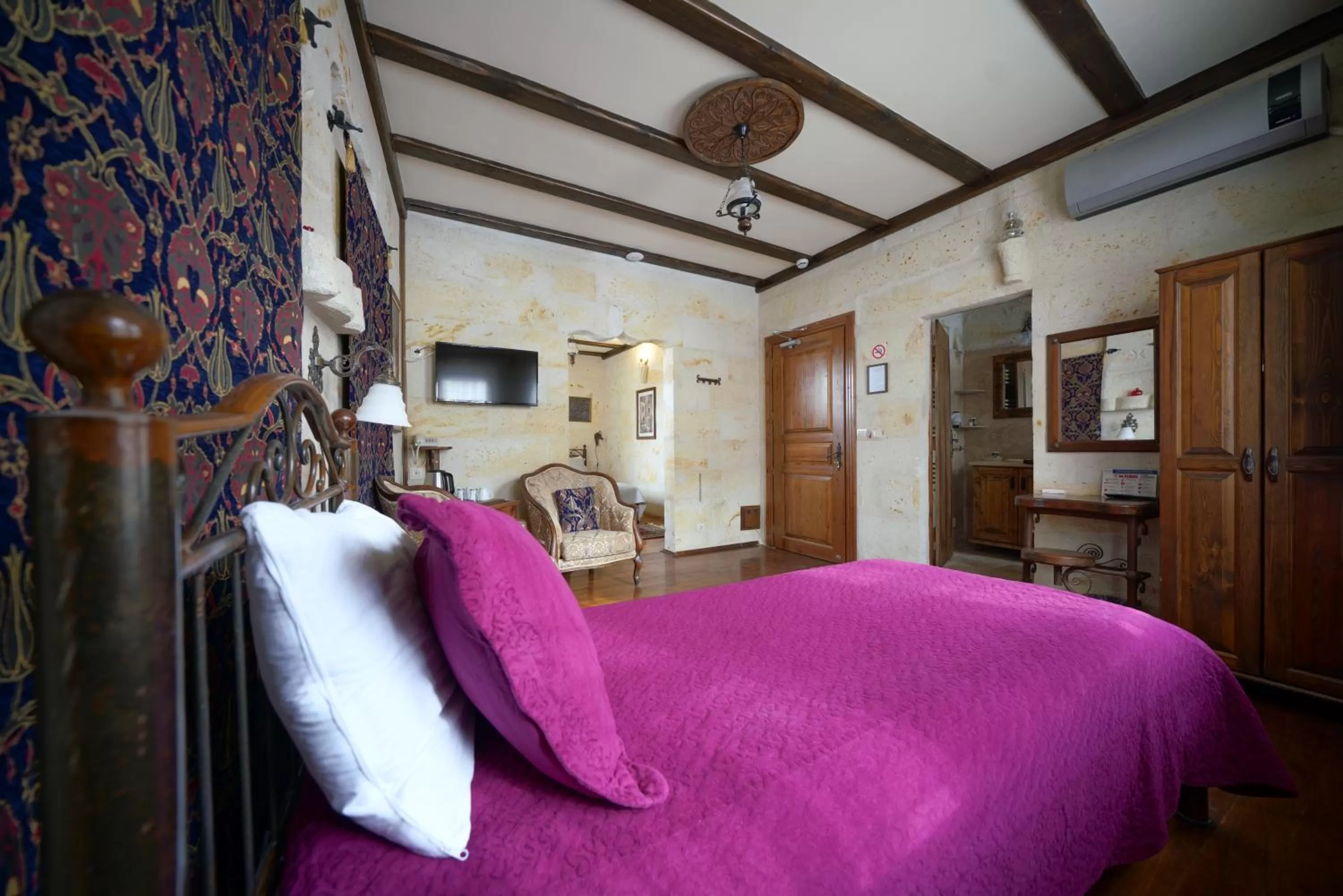 Property building, Bed in Vista Cave Hotel