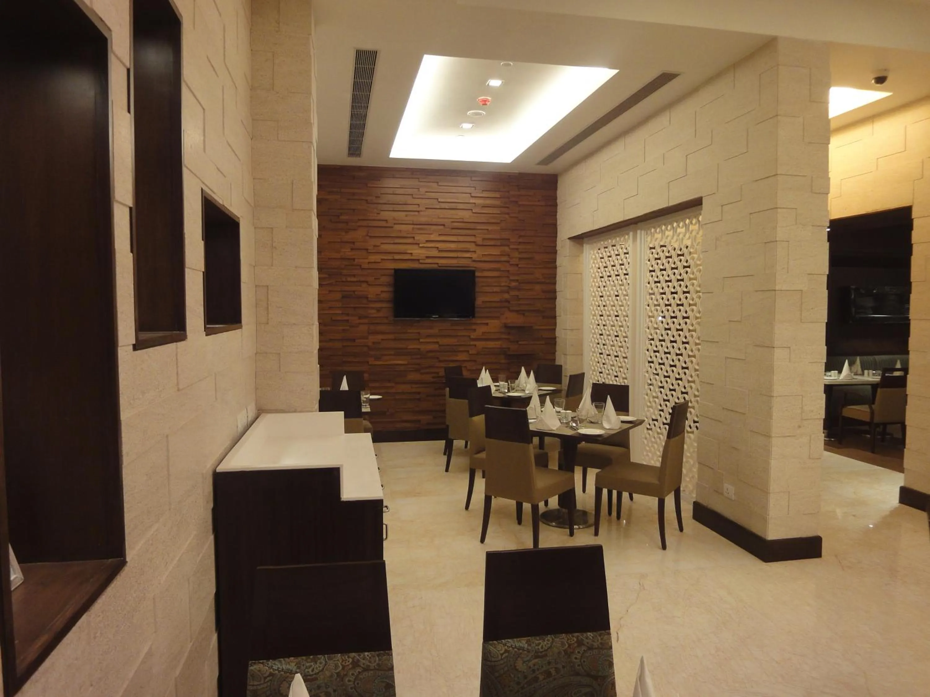 Restaurant/places to eat in Radisson Hotel Varanasi